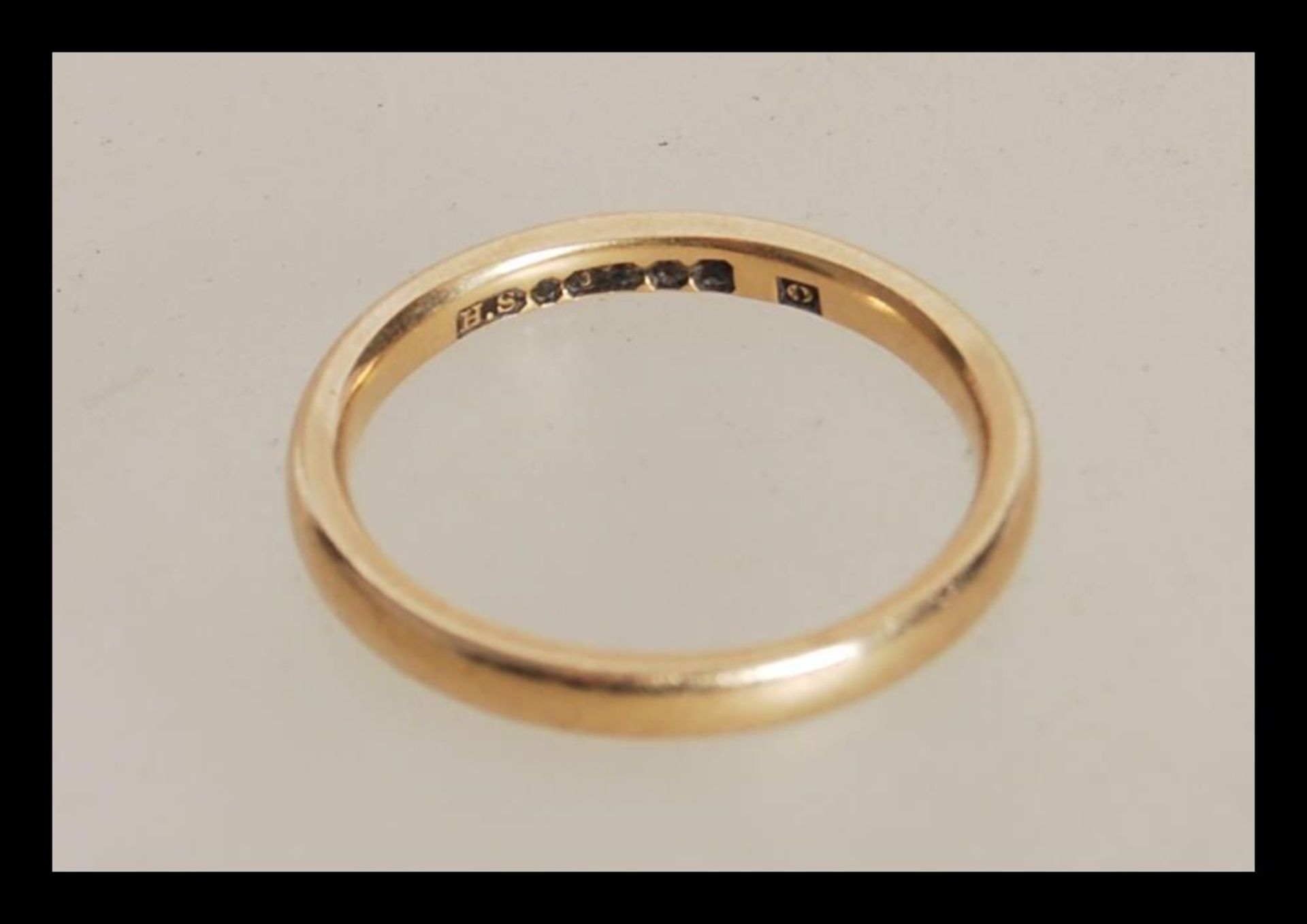 A hallmarked 9ct gold band ring together (hallmarked Birmingham 1972, size M) with a 1930's Art Deco - Bild 5 aus 5