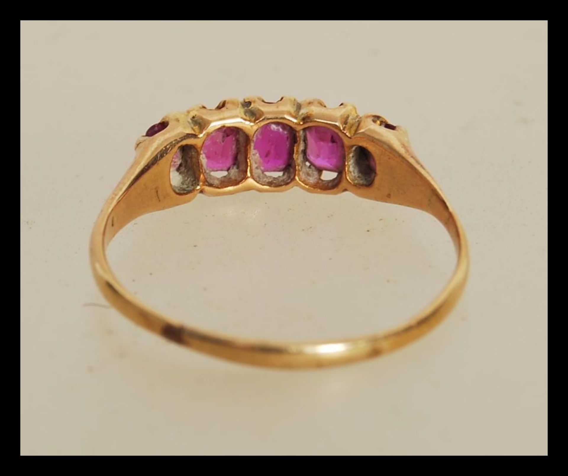 An early 20th Century 18ct gold ring prong set with five rectangular cut pink stones. Unmarked but - Bild 3 aus 3