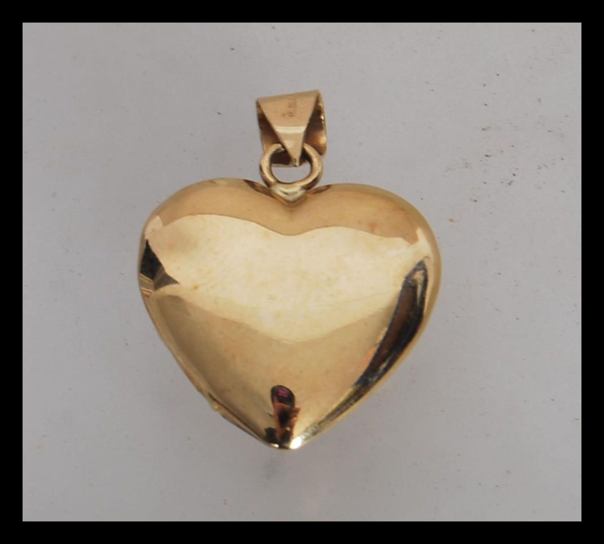 A stamped 750 gold pendant in the shape of a heart set with multi cut coloured stones. Weight 5. - Image 3 of 4