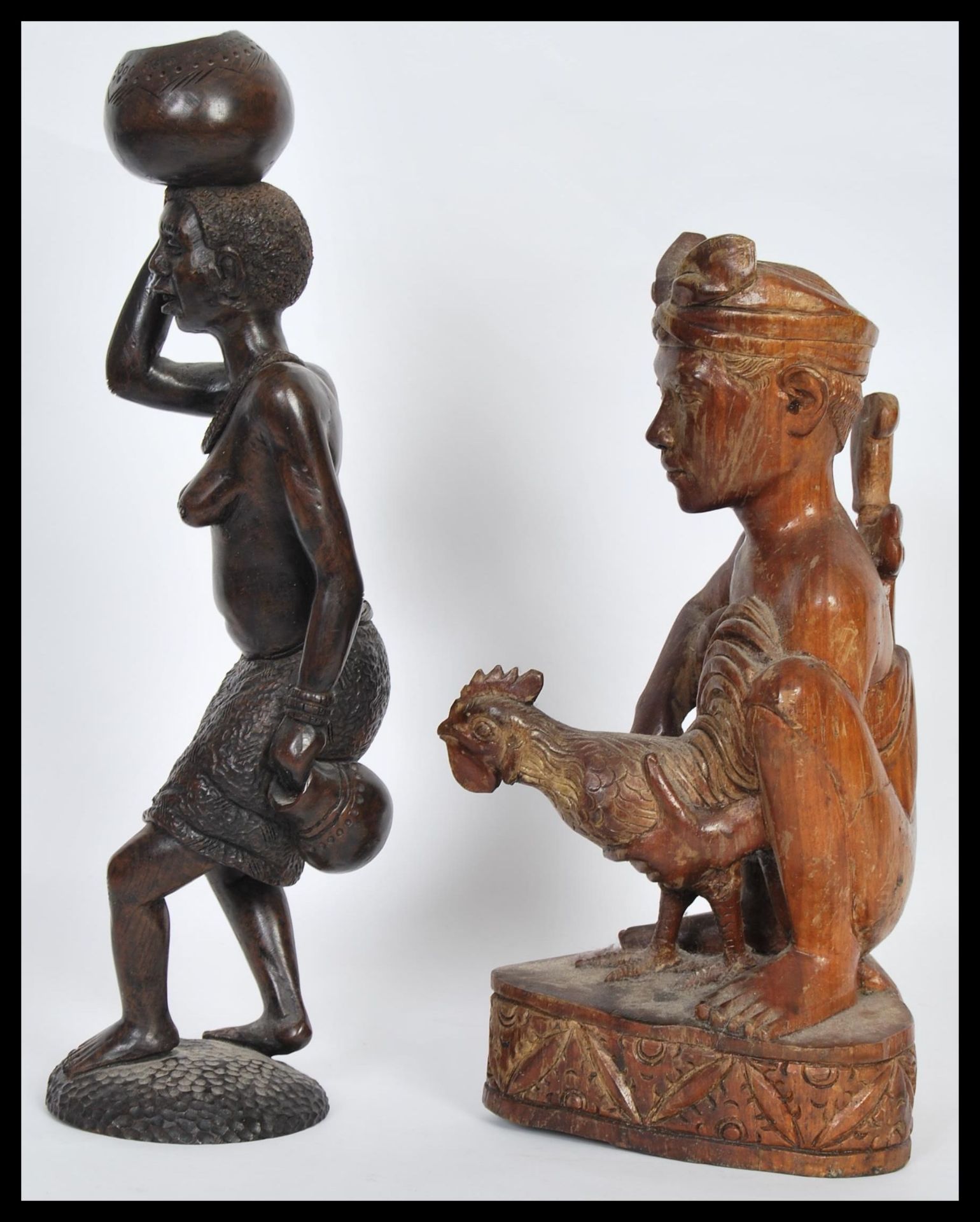 Two early 20th Century carved wooden figurines comprising of a Javanese cockfighter having a Kris - Bild 2 aus 5