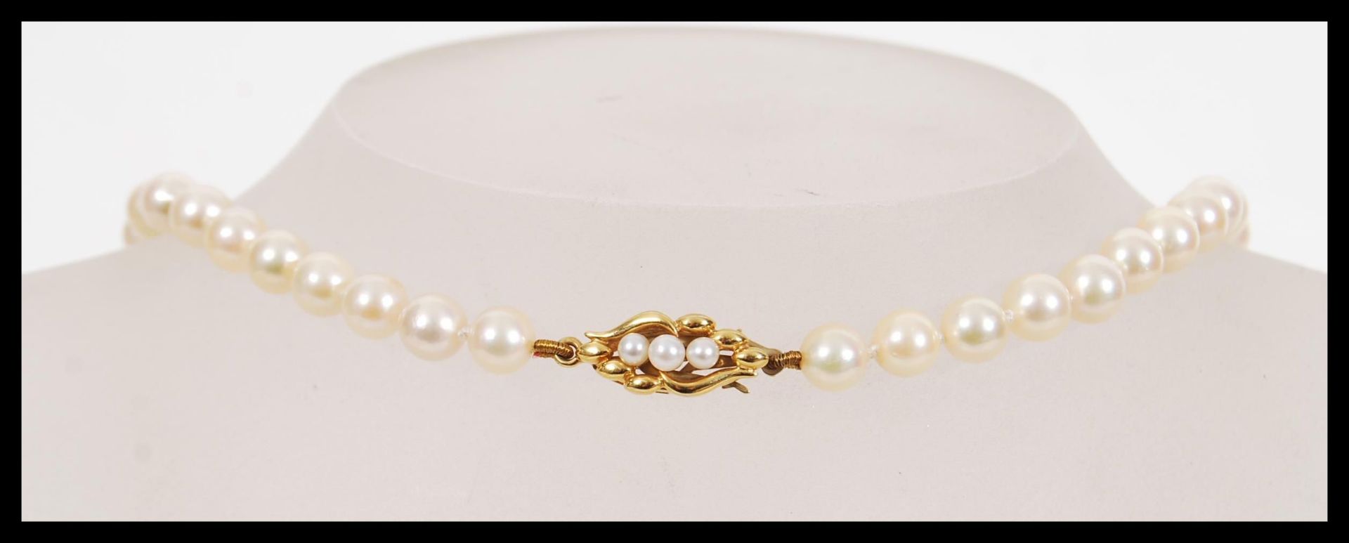 A 20th Century vintage string of cultured pearls approx 60 pearls on a knotted string, having a - Bild 4 aus 5