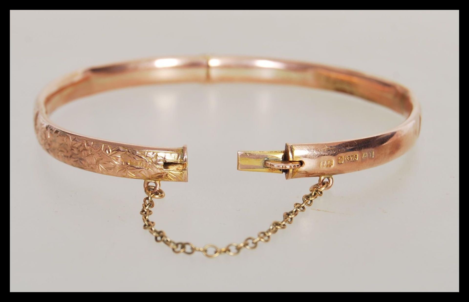 A hallmarked early 20th Century Edwardian 9ct gold bangle bracelet having a hinged opening and - Image 4 of 4