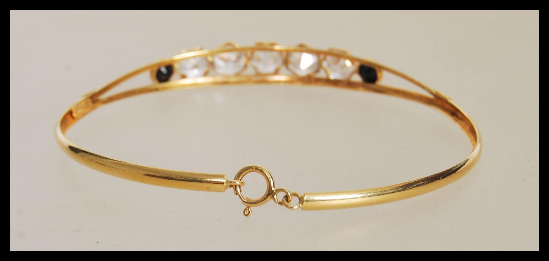 A stamped 750 18ct gold bangle bracelet set with five hexagonal cut white stones and two round cut - Bild 3 aus 4