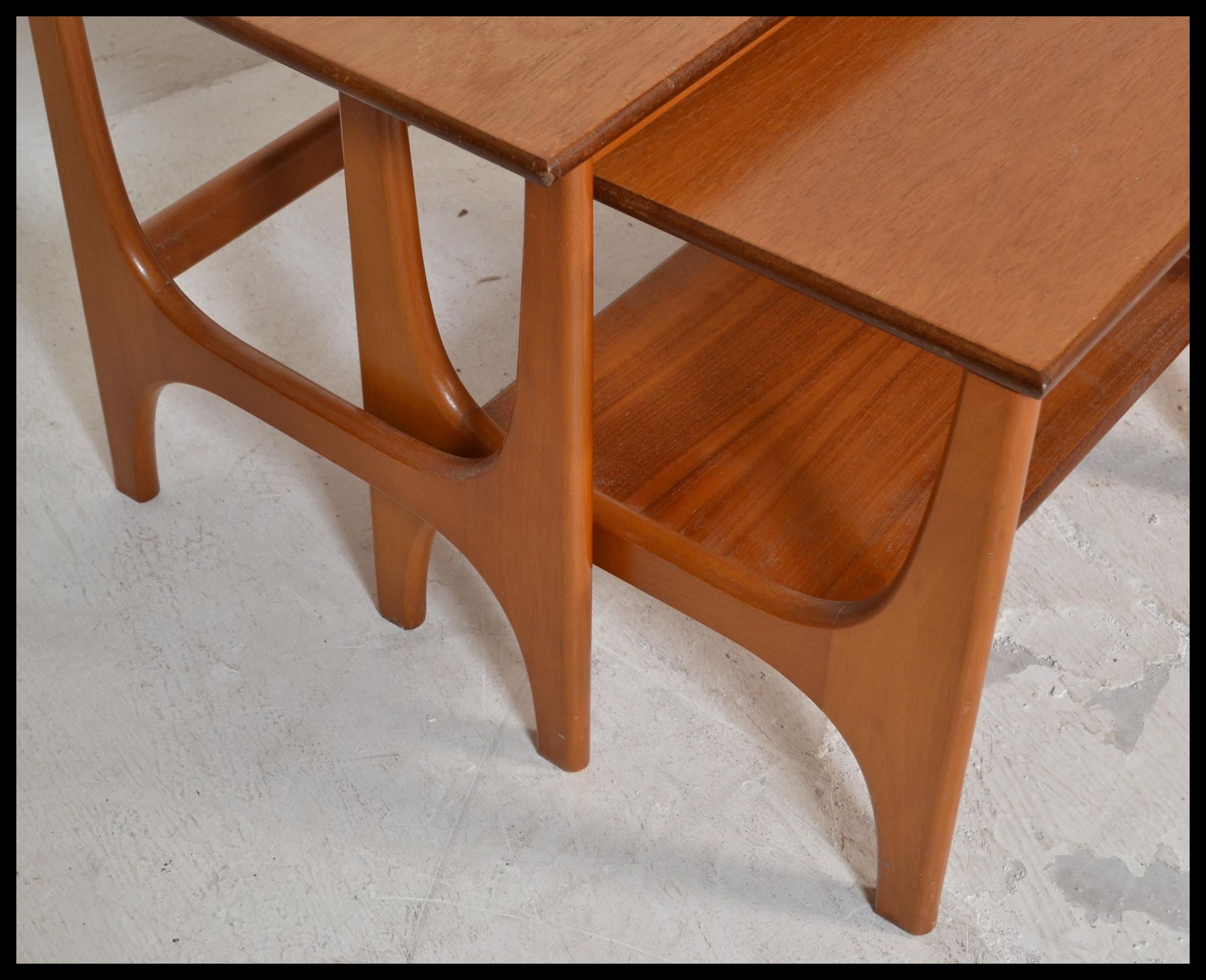 A vintage retro 20th Century teak wood occasional coffee nest of tables consisting of a taller - Bild 4 aus 4