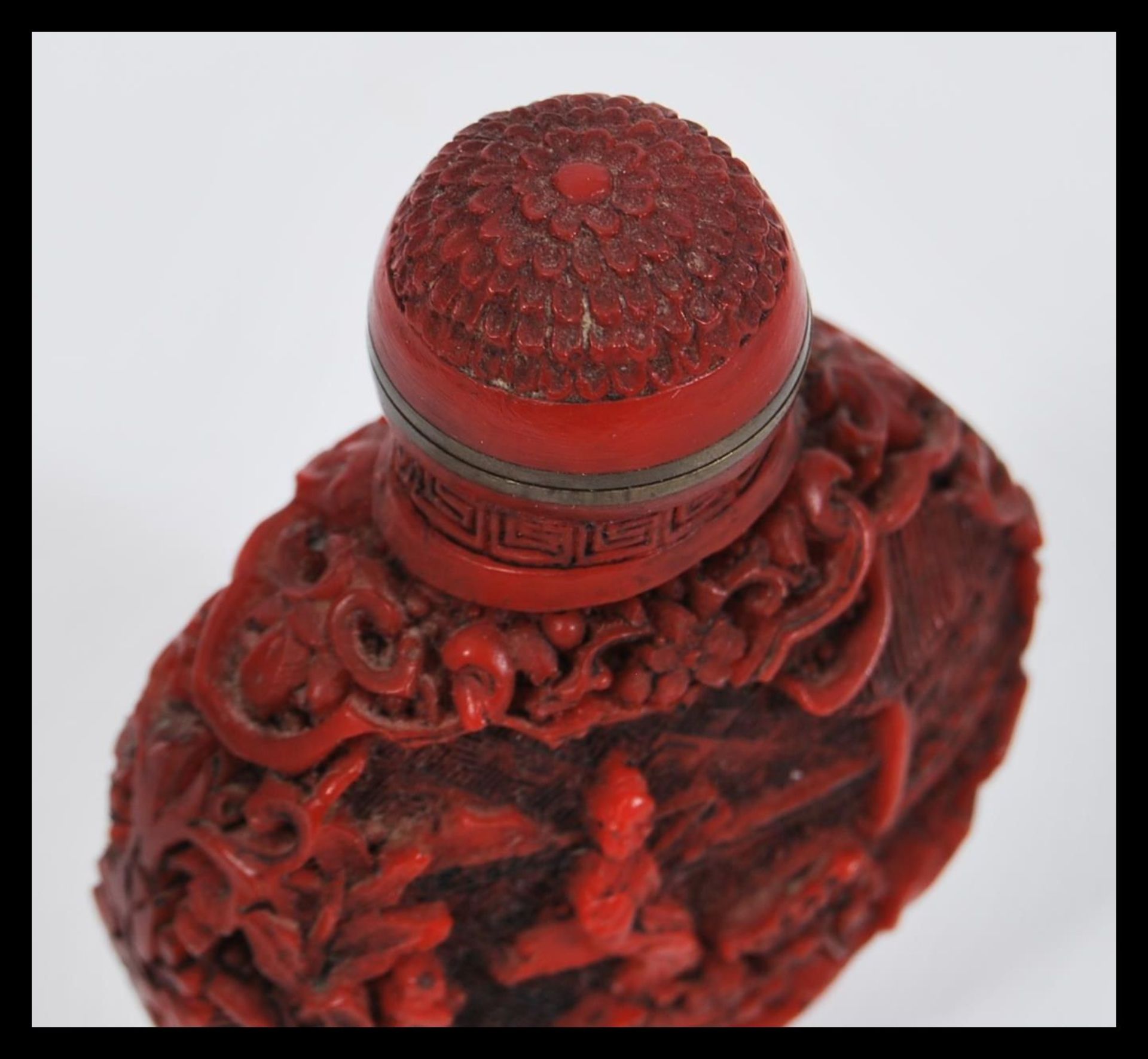 A 19th Century Chinese Cinnabar lacquer snuff bottle of moon flask shape having decoration depicting - Bild 4 aus 5