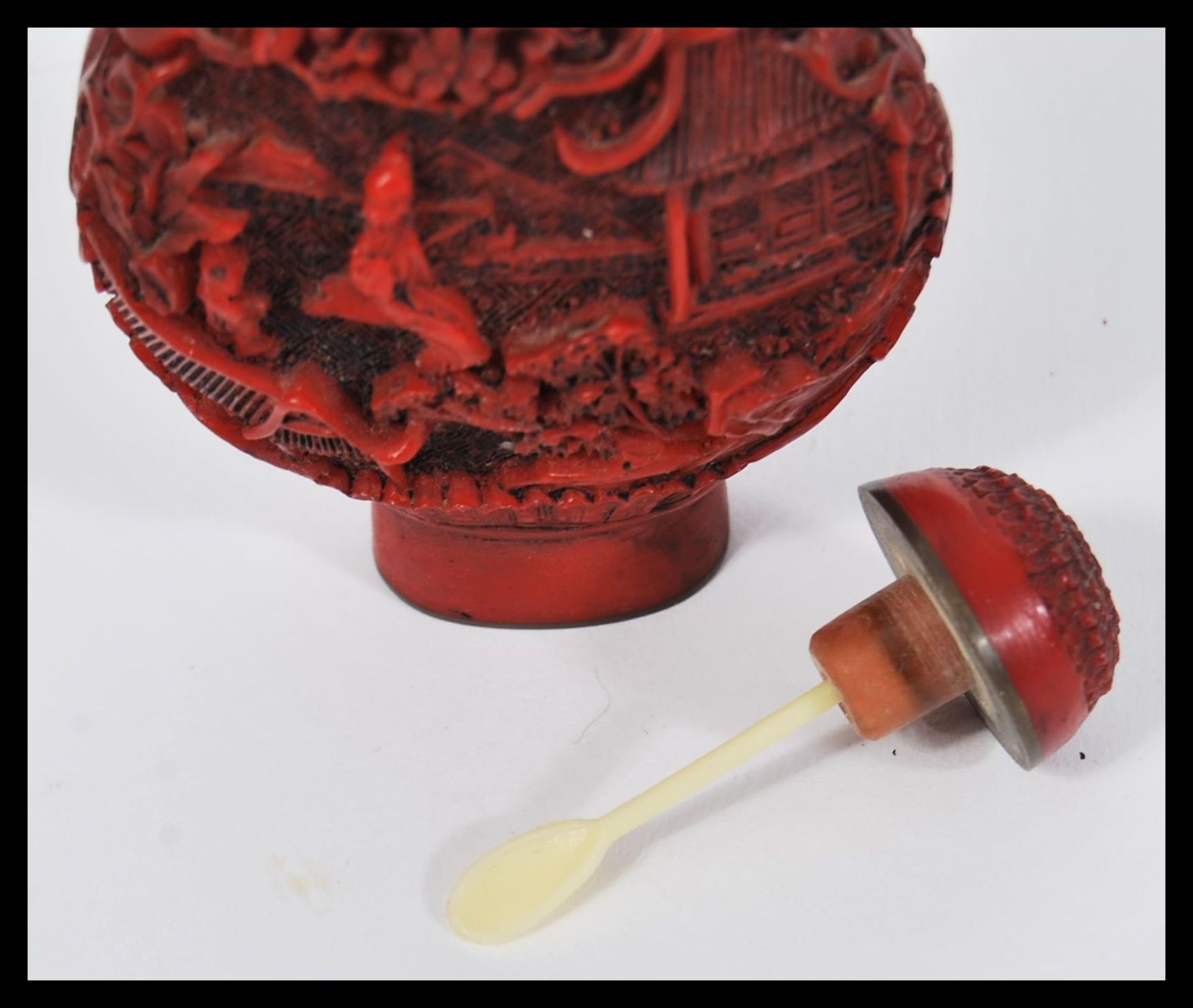 A 19th Century Chinese Cinnabar lacquer snuff bottle of moon flask shape having decoration depicting - Bild 5 aus 5