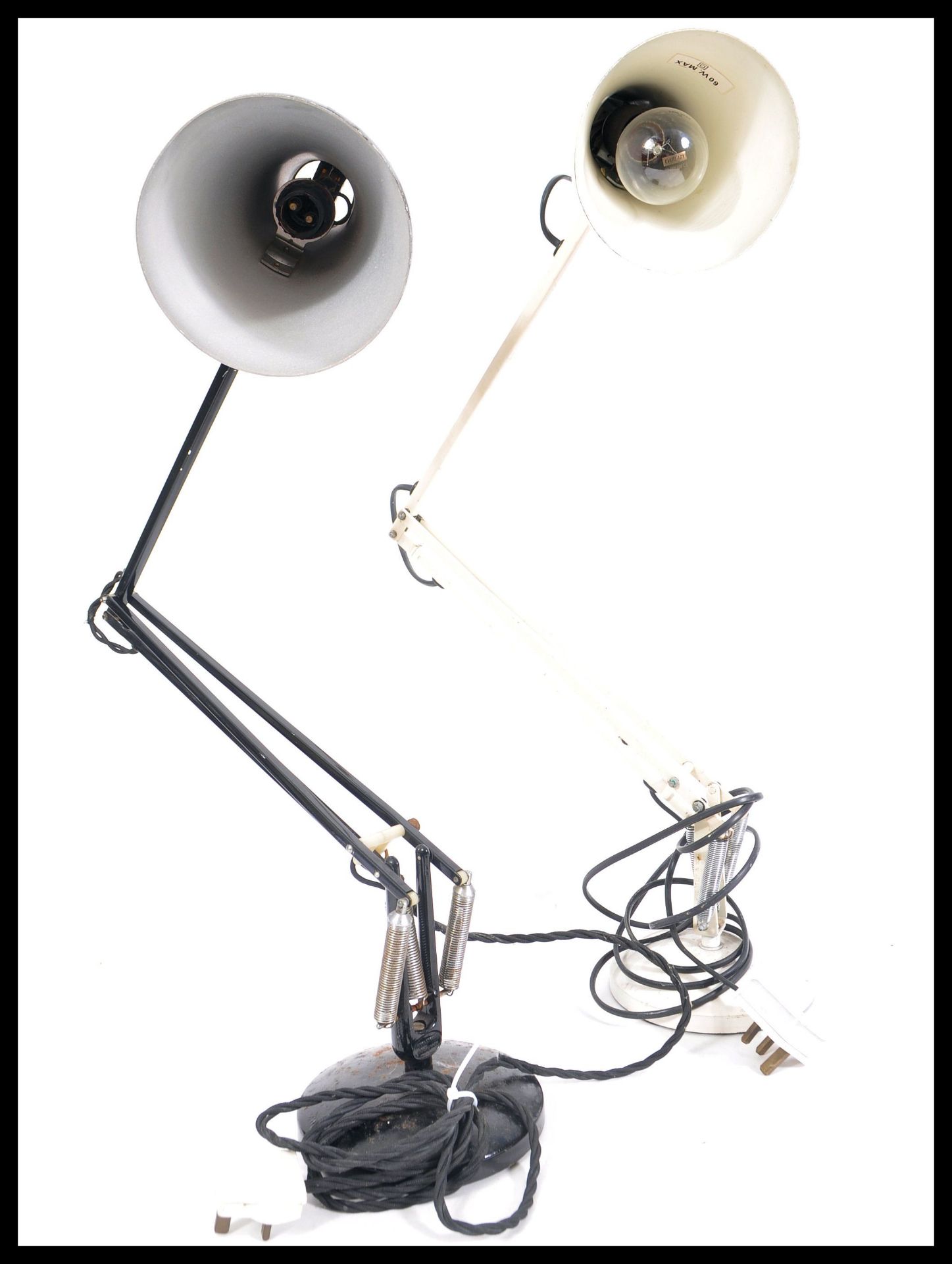 A pair of vintage 20th Century Herbert Terry Anglepoise industrial desk lamps finished in white - Bild 3 aus 3