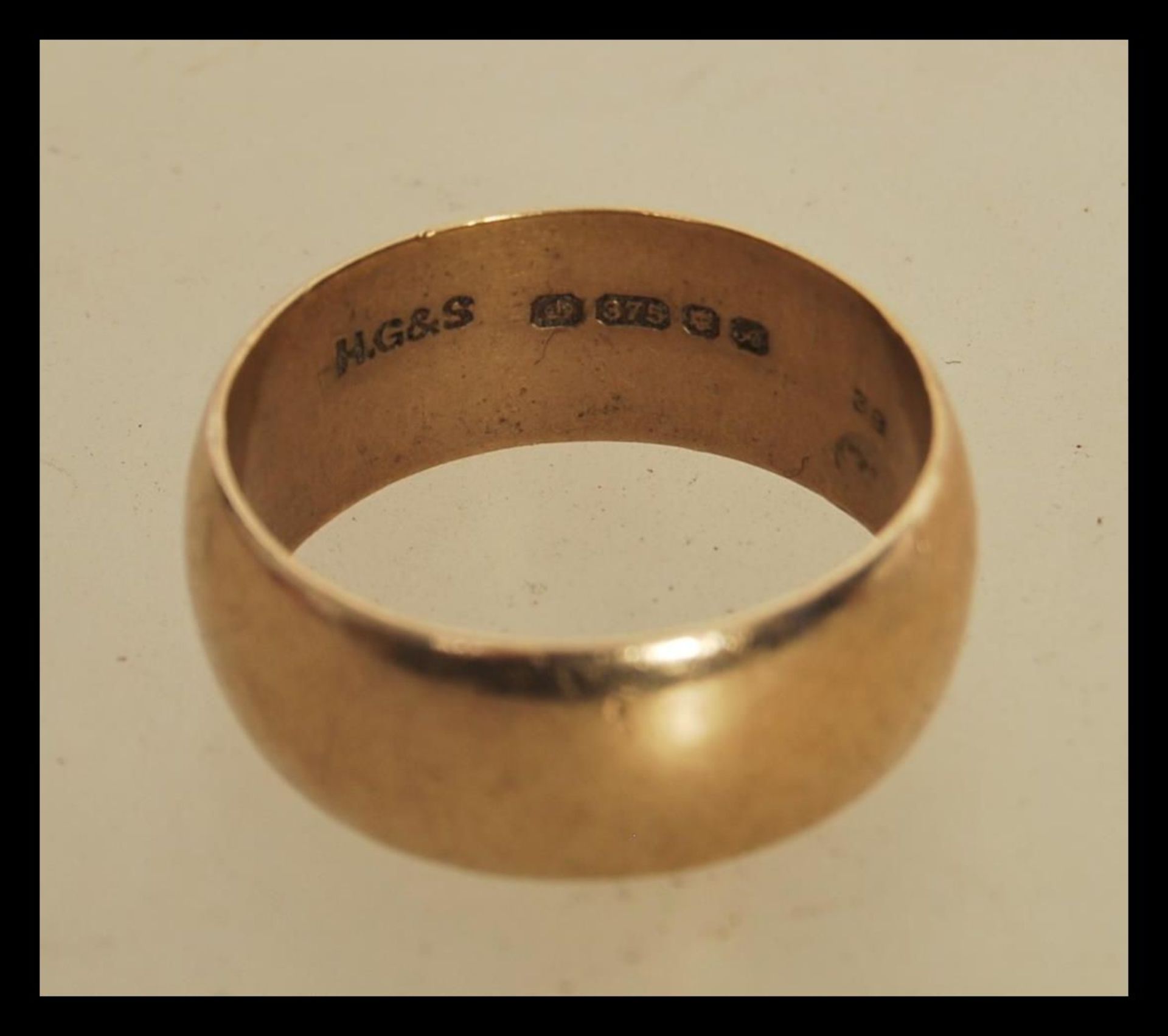A 9ct gold wedding band ring having hallmarks for London dating 1975 and 375 stamped. Inside is - Image 2 of 2