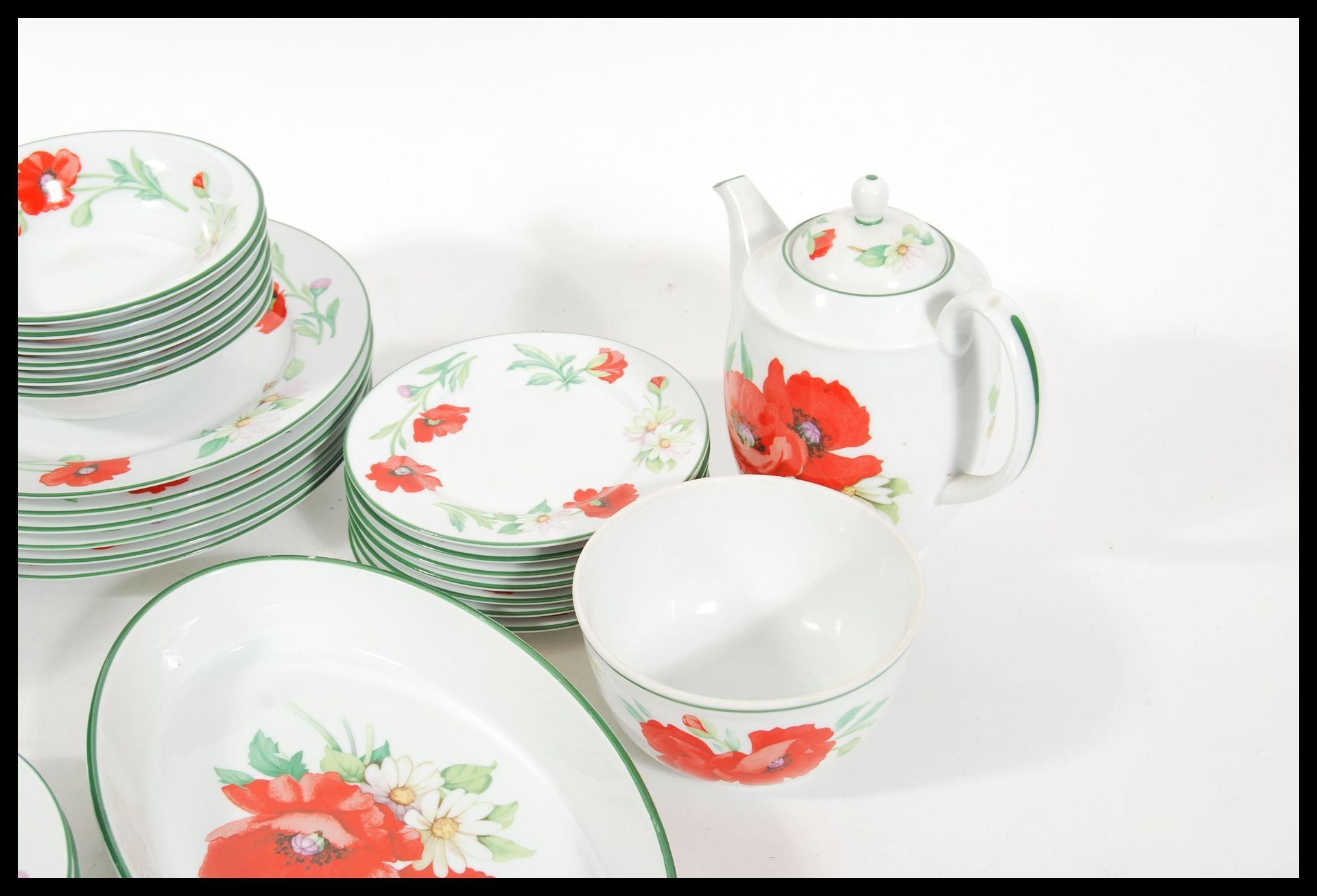 A collection of Royal Worcester ' Poppies ' ceramics / dinner service to include dinner plates, - Image 5 of 6