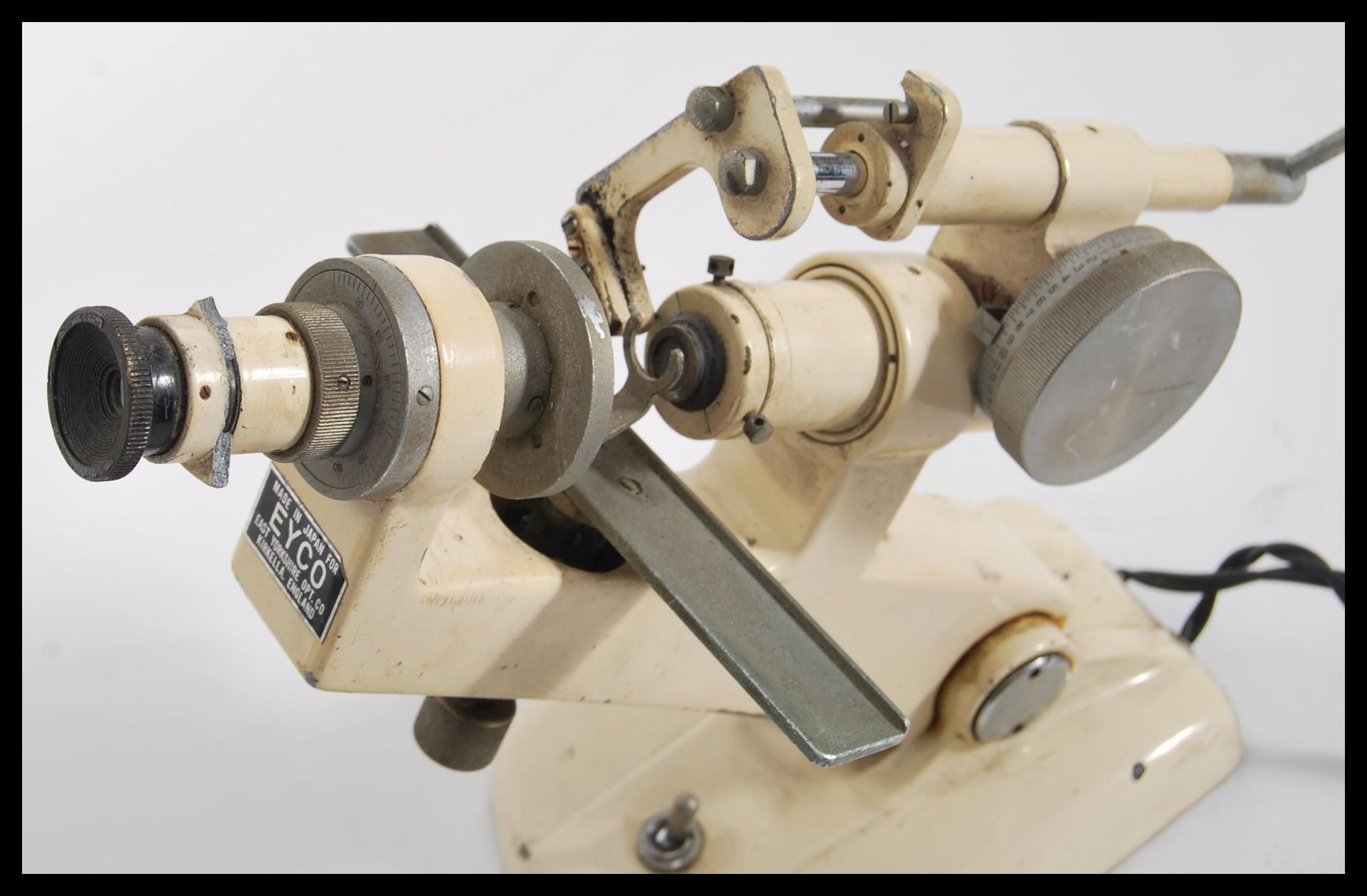 A vintage early 20th Century Microscope by Eyco made in Japan for East Yorkshire Optical Company. - Bild 2 aus 5