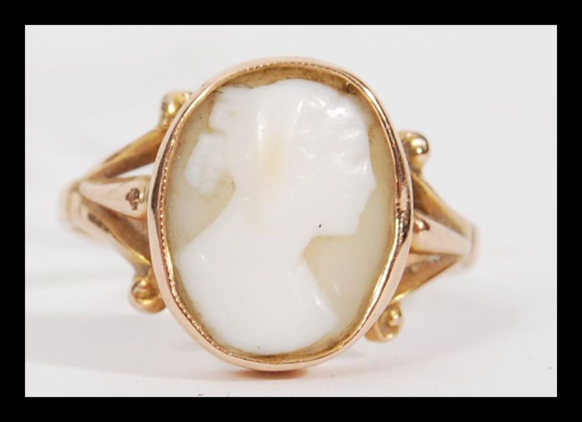 An early 20th Century hallmarked 9ct gold cameo ring having a central hand carved shell cameo - Bild 5 aus 6