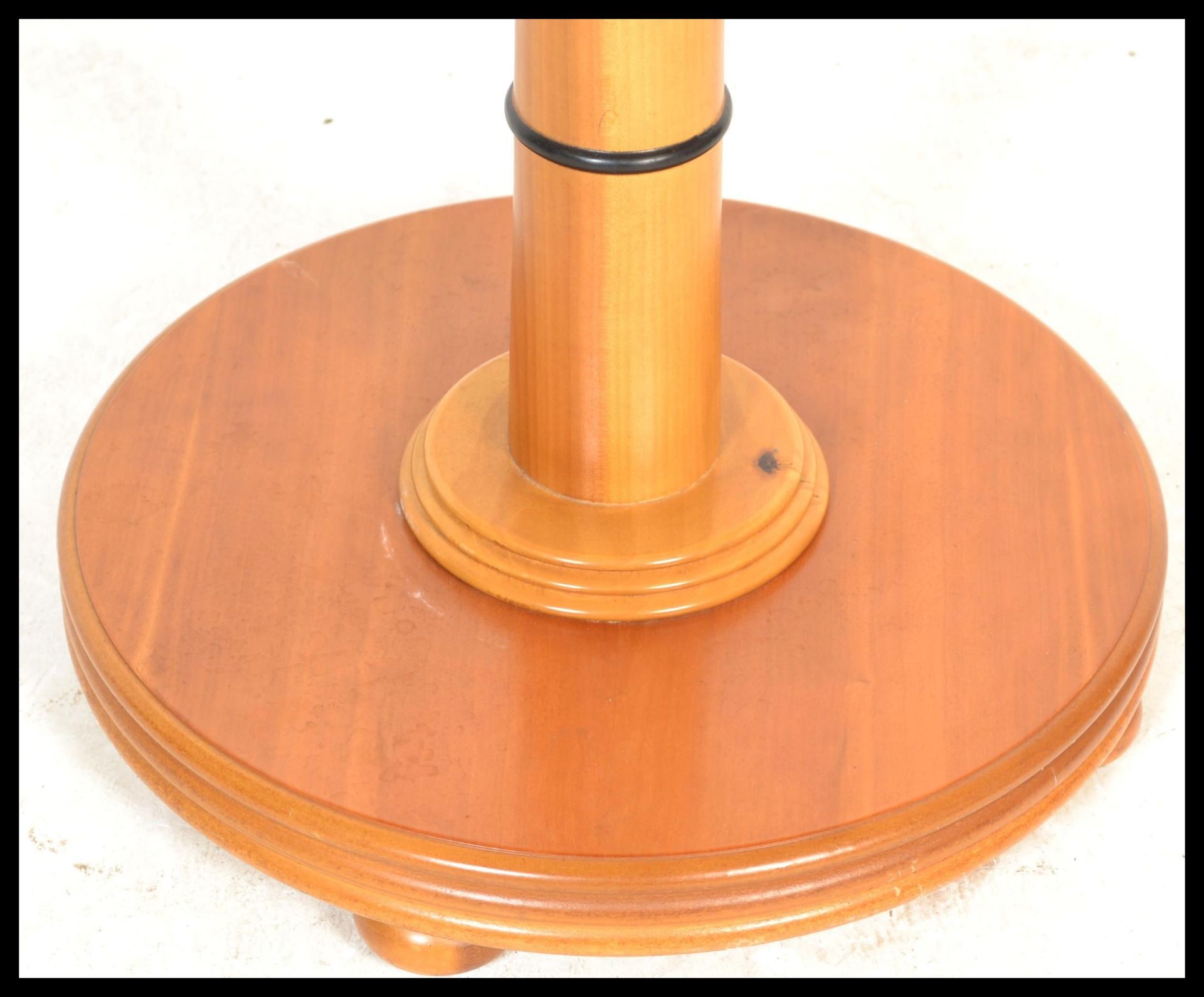 A vintage retro 20th Century John Tanus round dining table, having a round teak wood top and base - Bild 2 aus 4