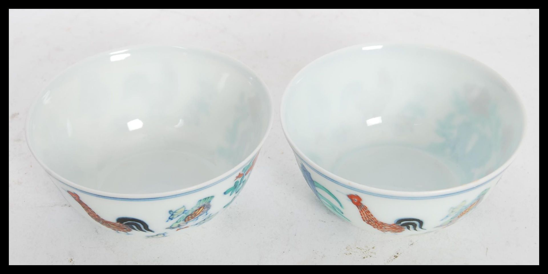 A pair of 20th Century Chinese porcelain tea bowls decorated in Wucai colours cockerels, chickens - Bild 2 aus 4