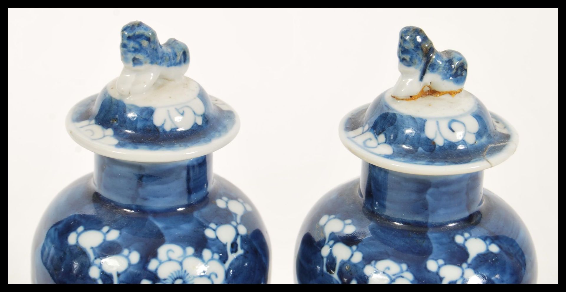 A pair of 19th Century Chinese blue and white porcelain temple vases / jars of bottle form having - Bild 2 aus 5