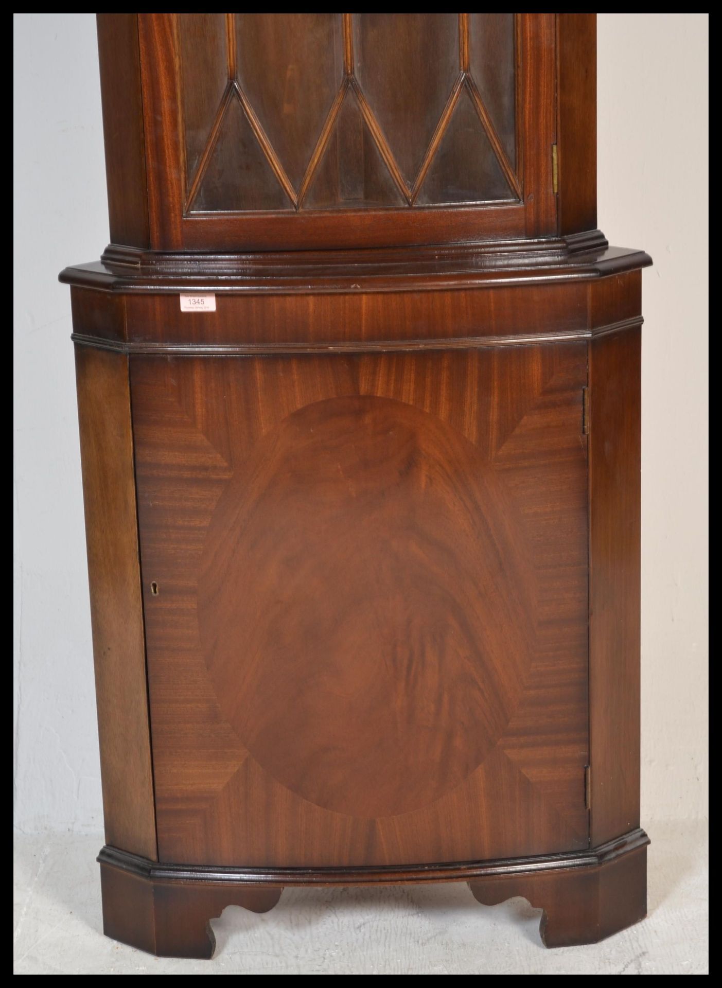 A 1930's walnut demi-lune china display cabinet having stained glass upper sections with lozenge - Bild 2 aus 4