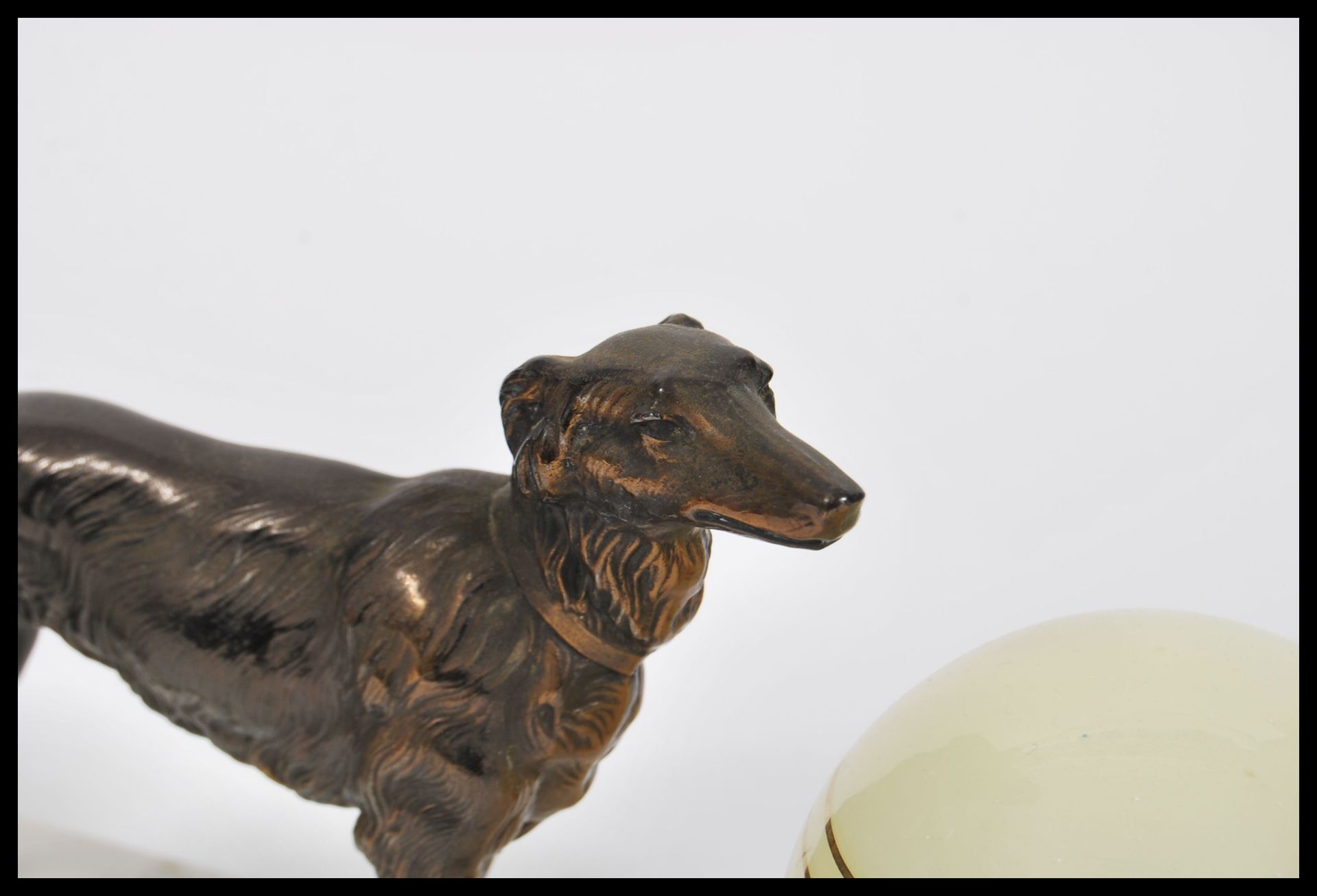 A pair of early 20th Century French Art Deco 1930's table lamps consisting of spelter dog - Bild 3 aus 5