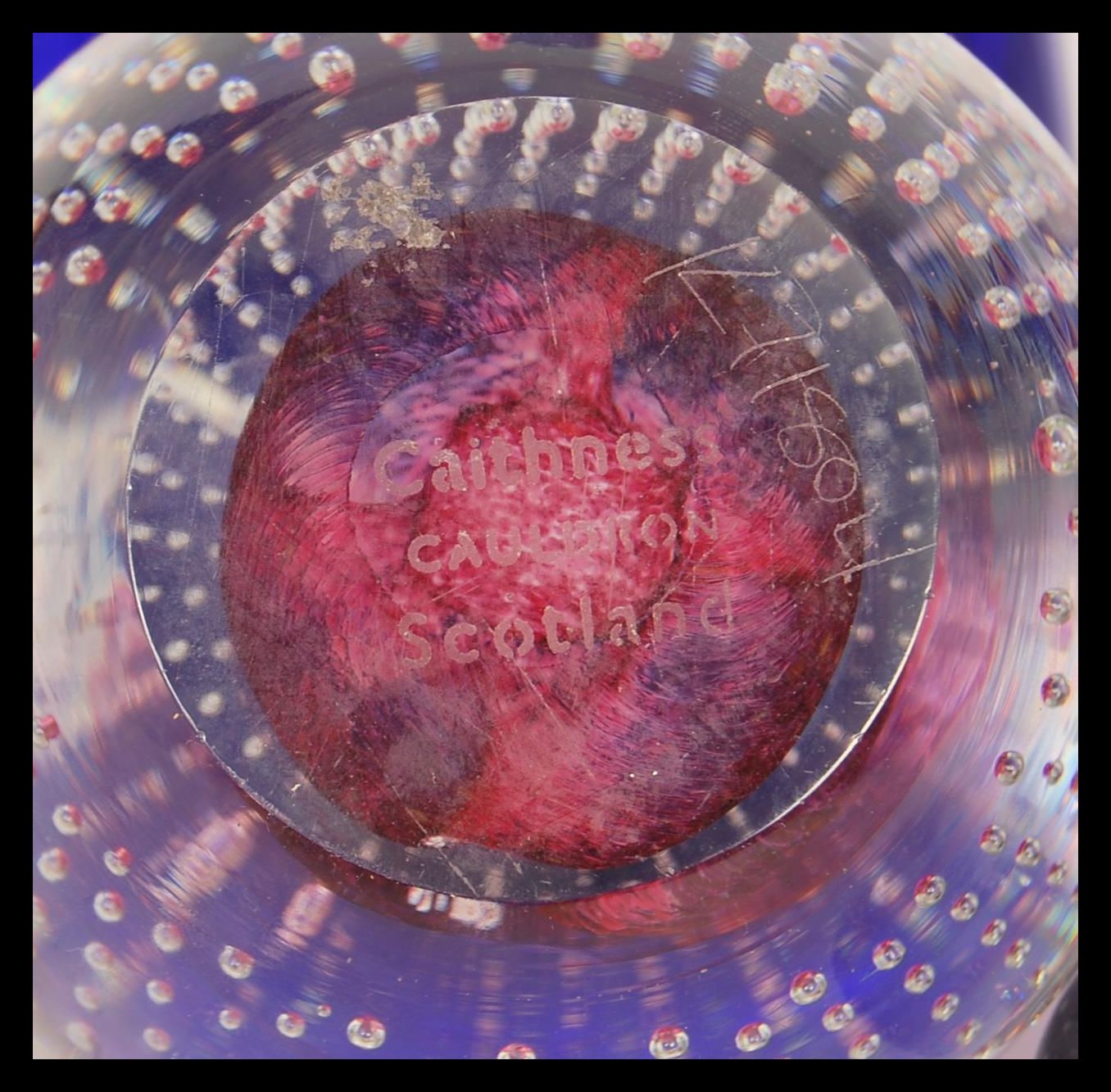 A collection of vintage 20th Century studio art glass paperweights to include swirl, flash ruby - Image 6 of 7