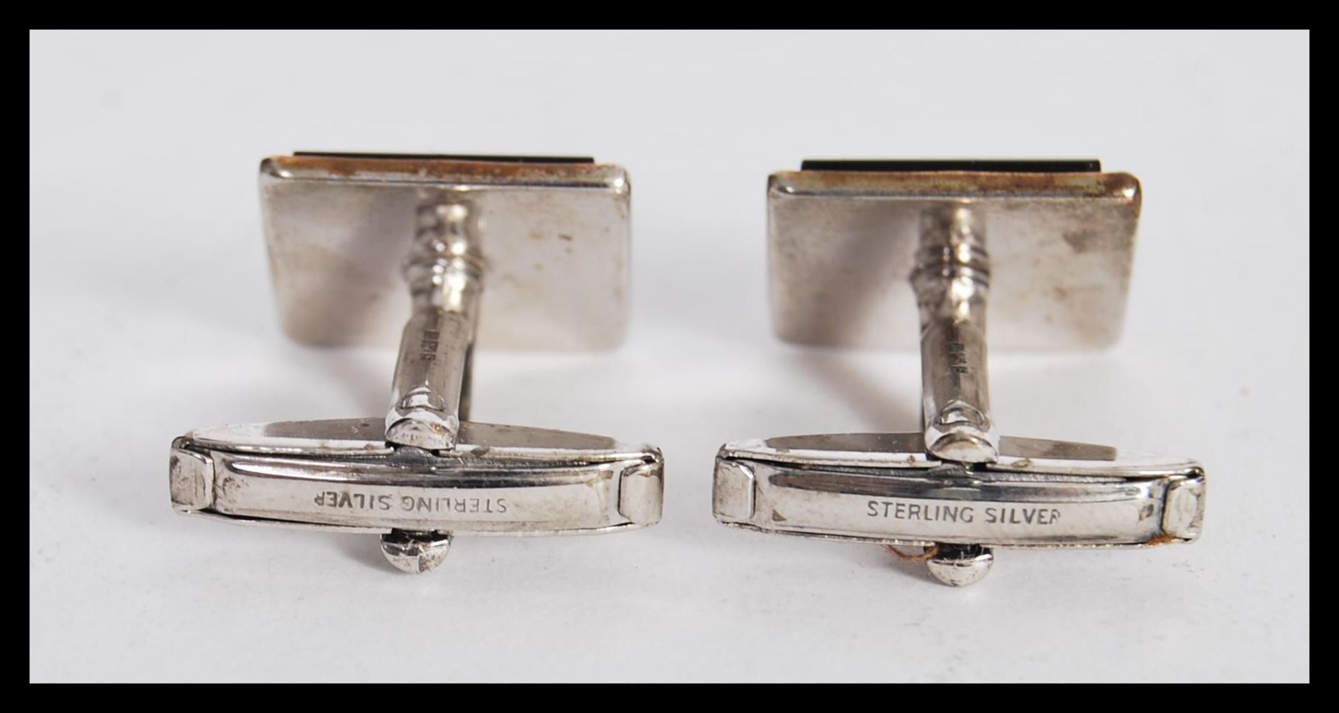 A fantastic set of early 20th Century Art Deco gents silver cufflinks and matching button and bar. - Image 3 of 4
