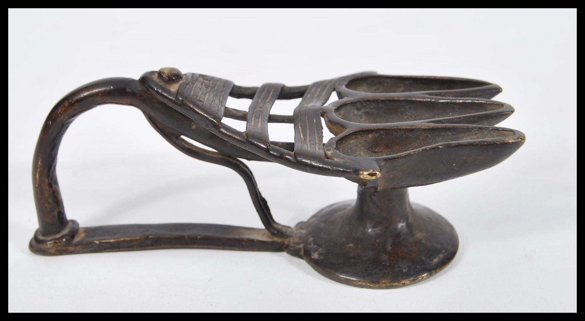 An 18th Century Indian bronze triple oil offering lamp having three section end with shaped handle. - Bild 2 aus 4