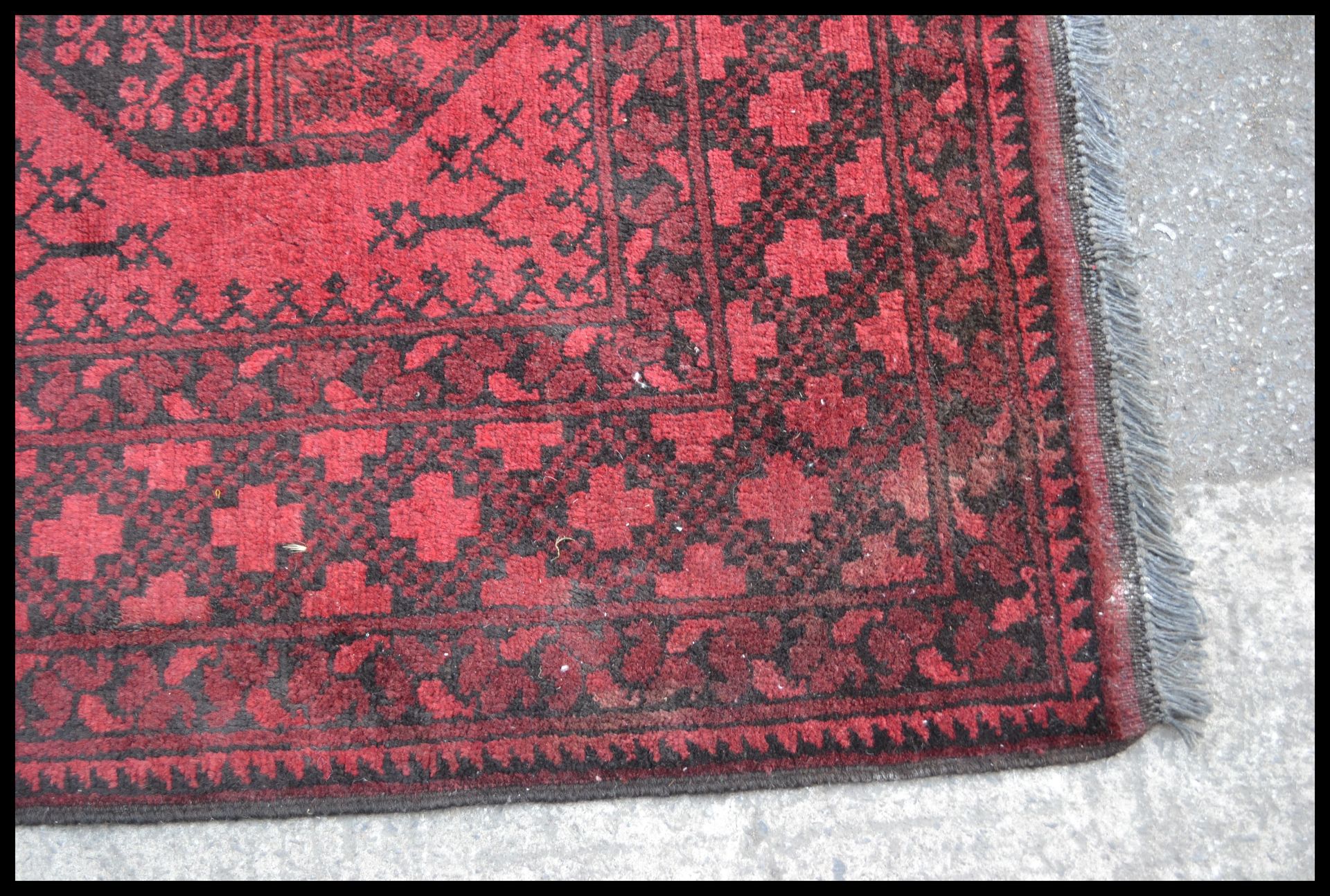 A 20th Century Persian Islamic floor rug / carpet having a red ground with black geometric borders - Bild 4 aus 5