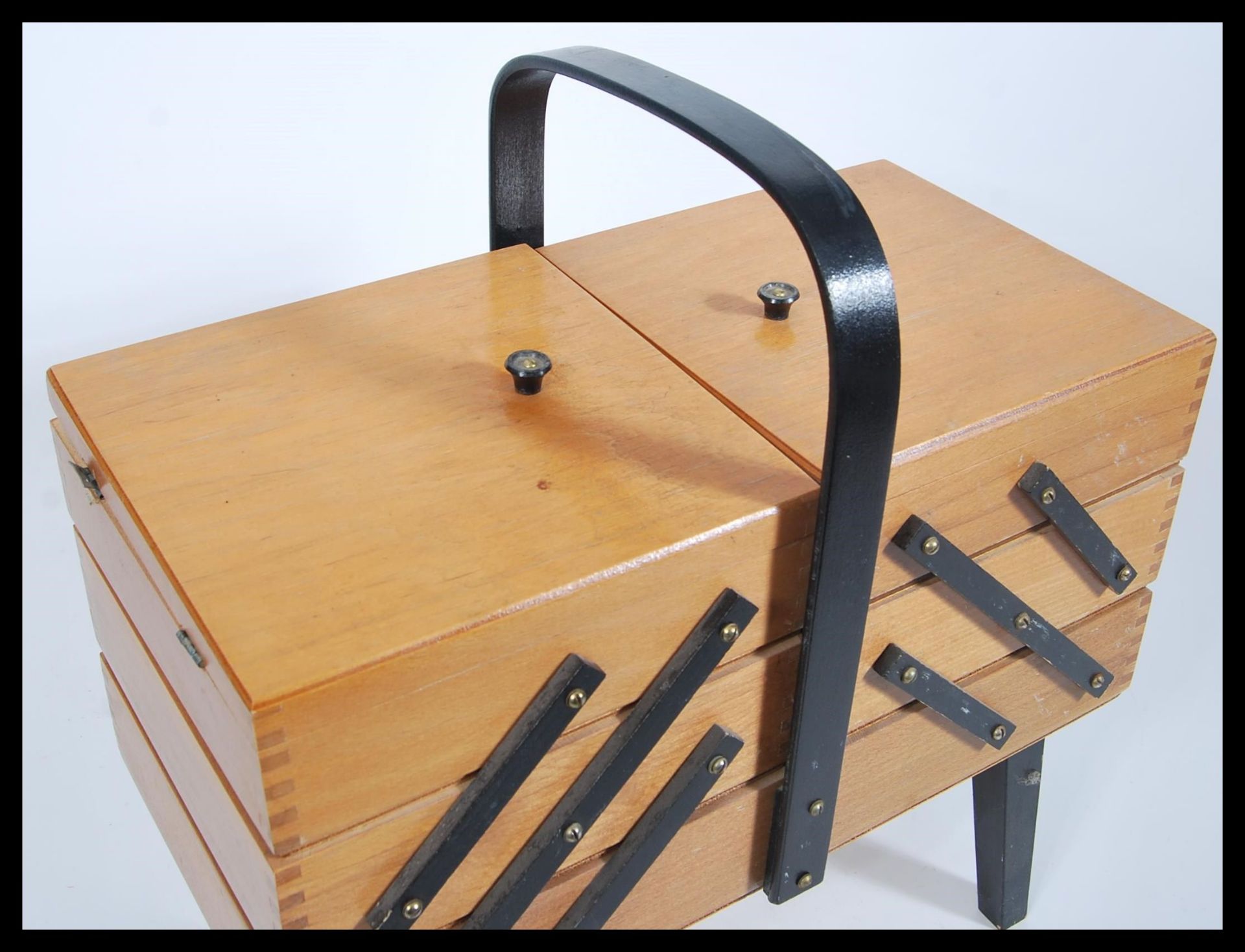A vintage retro 20th Century beech wood work / sewing box with a concertina action, ebonised carry - Bild 2 aus 3
