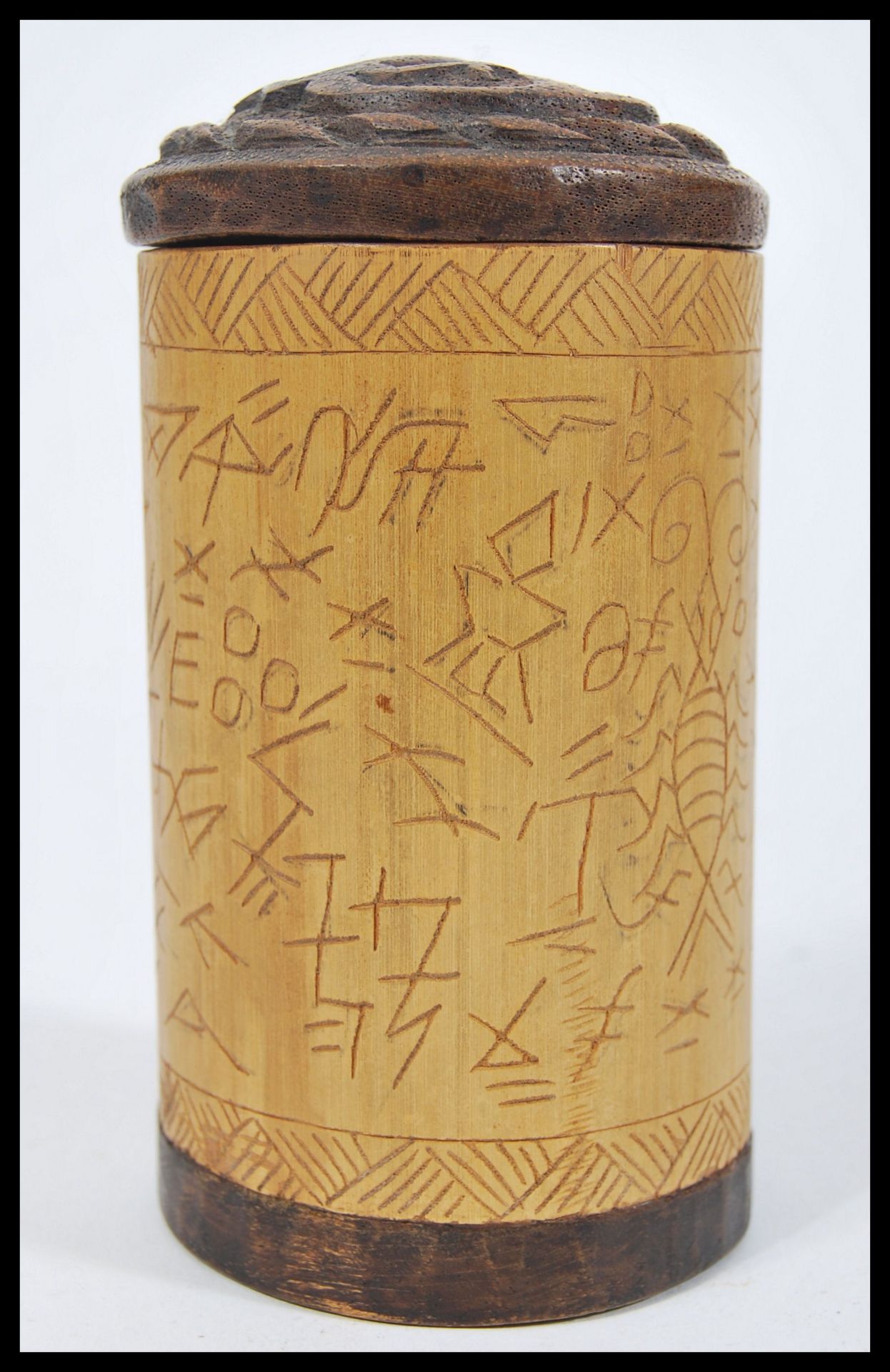 An early 20th Century Aboriginal tribal hand carved wooden cylindrical pot having Aboriginal - Bild 6 aus 6