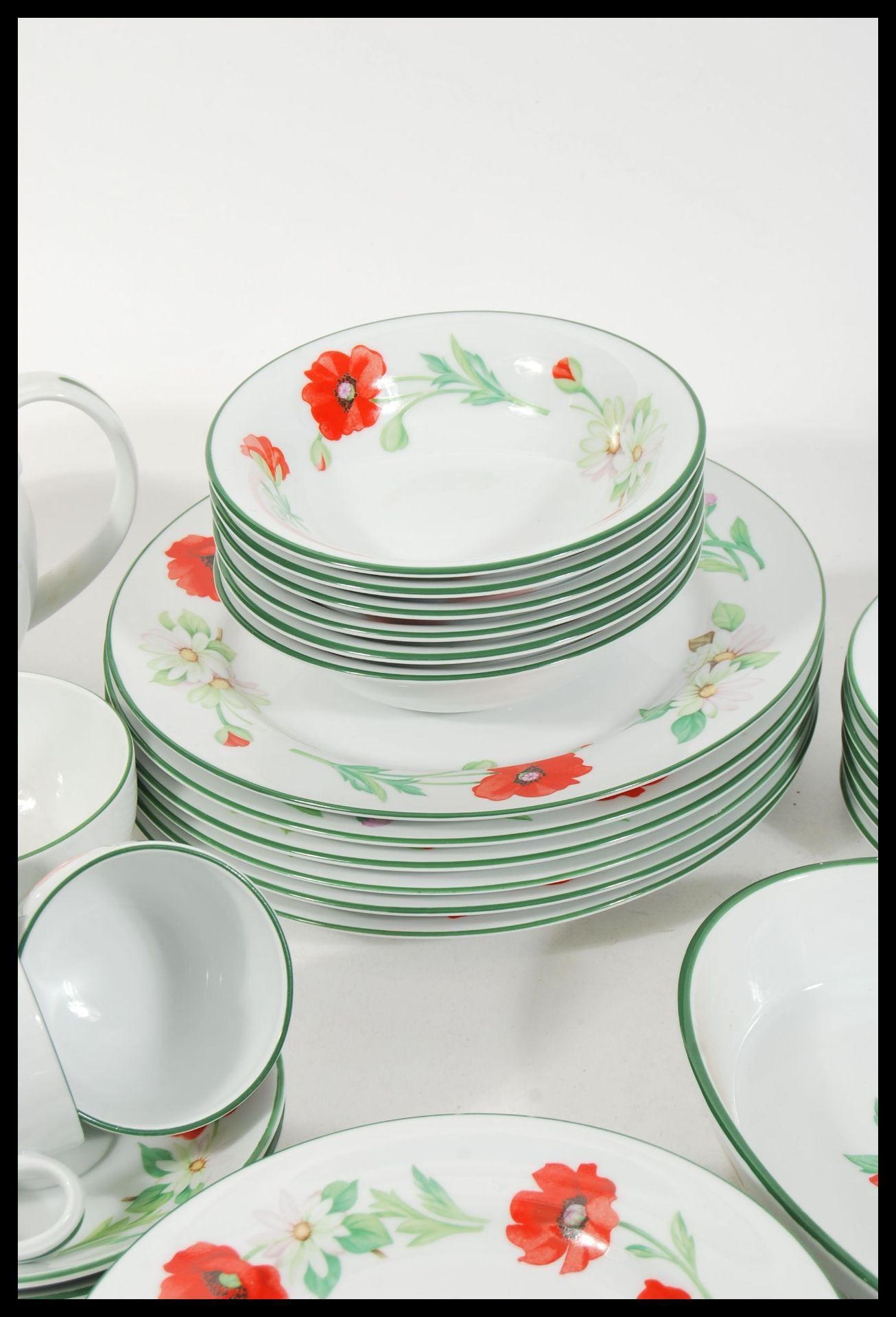 A collection of Royal Worcester ' Poppies ' ceramics / dinner service to include dinner plates, - Image 3 of 6
