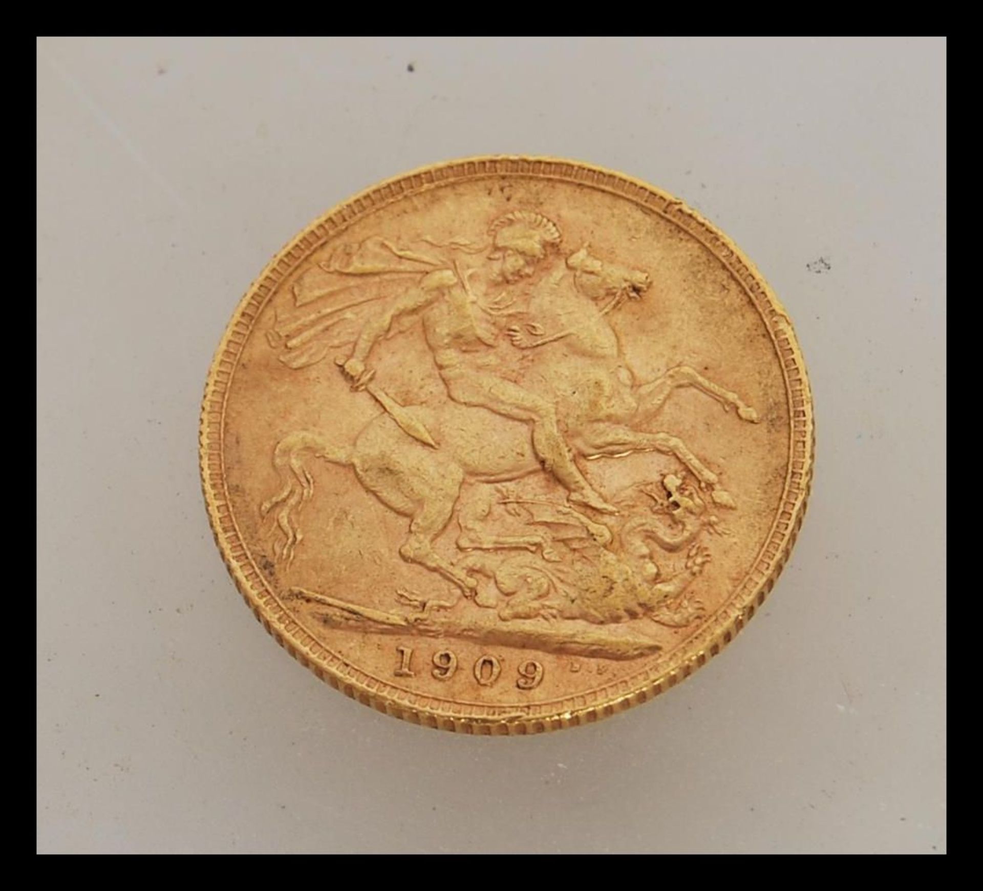 A 1909 Edward VII London mint full gold sovereign. Weight 8.0g. - Image 2 of 2