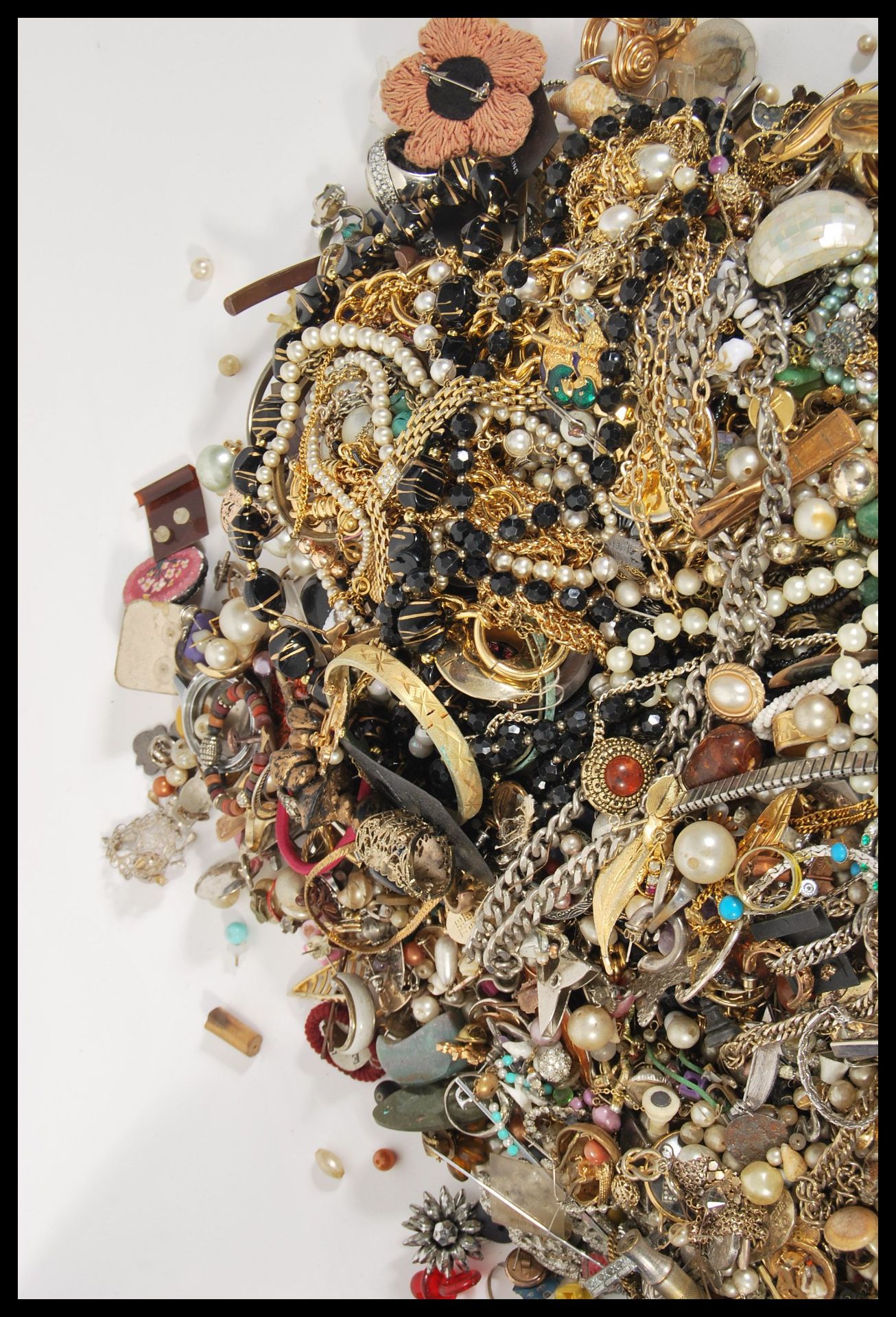 A large collection of vintage 20th century costume jewellery to include a large selection of - Bild 3 aus 4