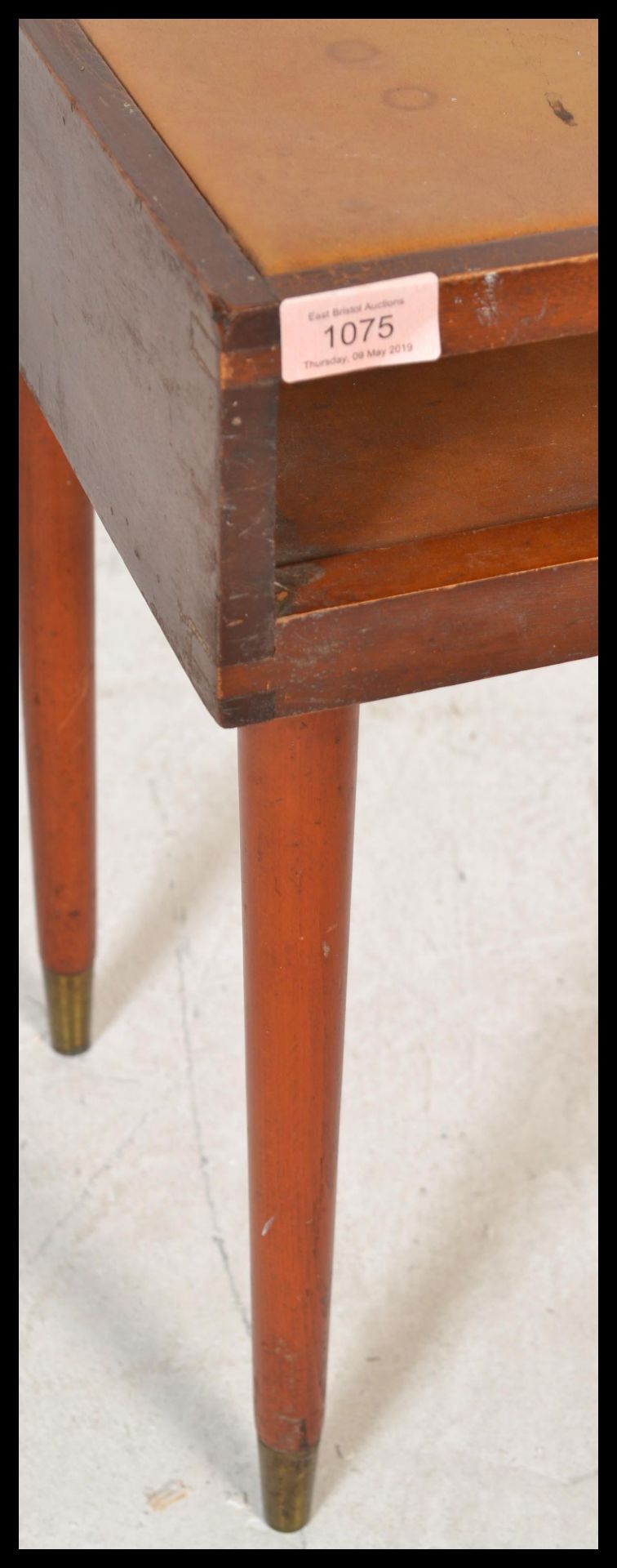 A vintage retro 20th Century teak wood telephone table raised on tapering legs with brass feet. - Bild 4 aus 5