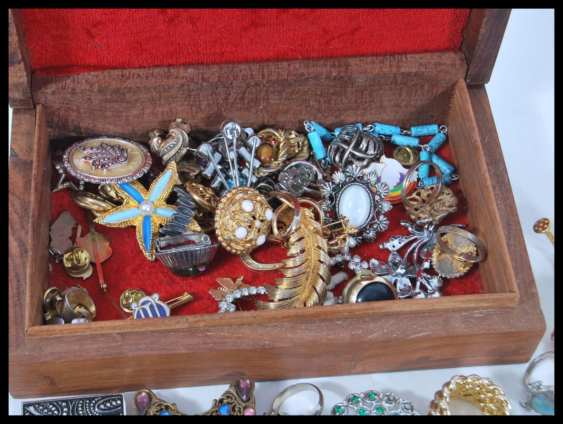 A collection of vintage costume jewellery to include many brooches, earrings, bracelets, rings, - Bild 2 aus 6