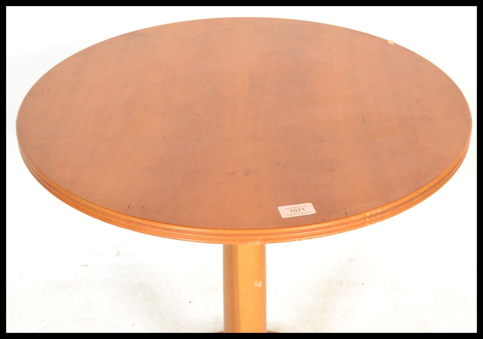 A vintage retro 20th Century John Tanus round dining table, having a round teak wood top and base - Bild 3 aus 4