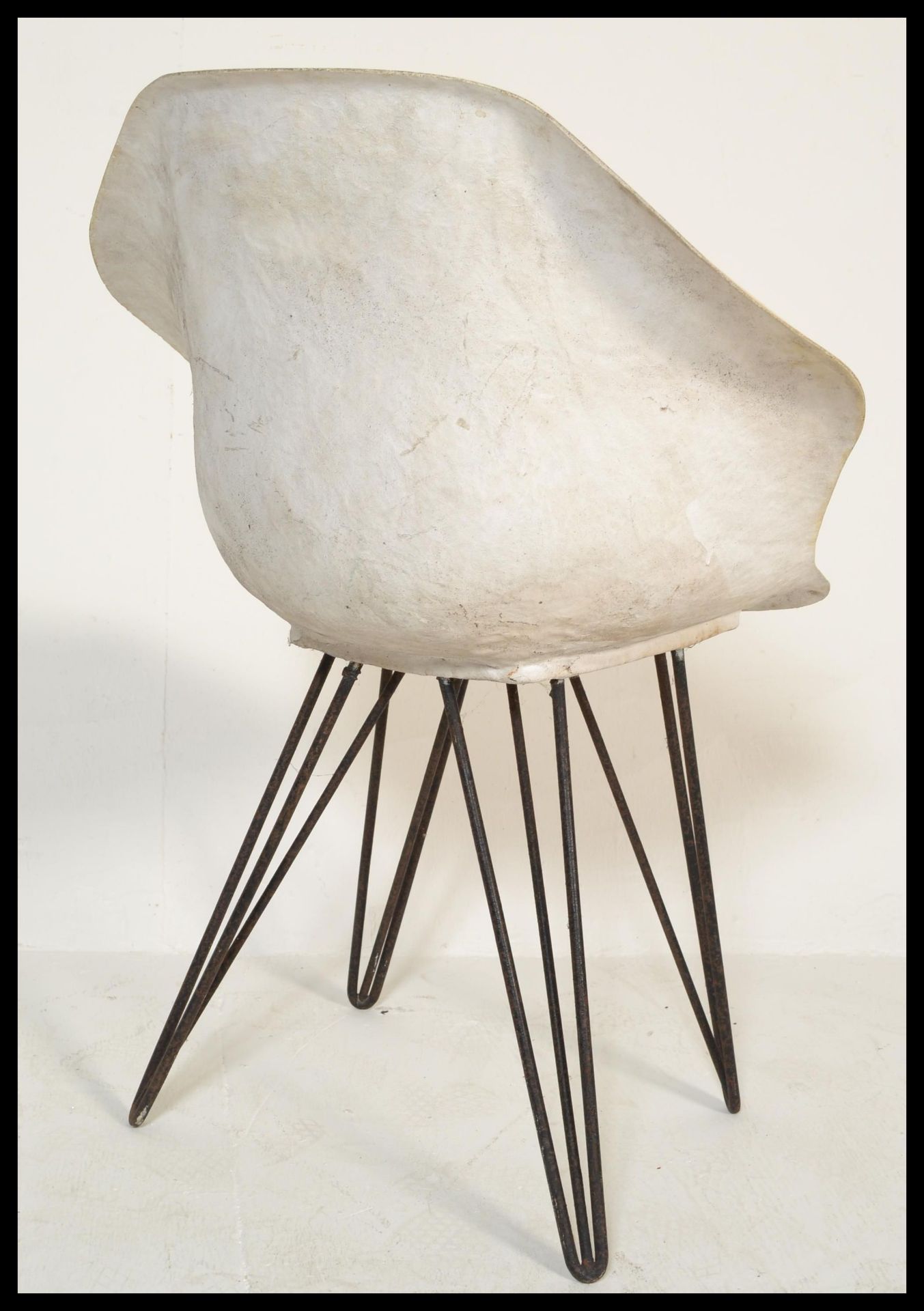 A vintage retro circa 1960's fibreglass tub chair in the manner of Arkana raised on ebonised hair - Bild 4 aus 4