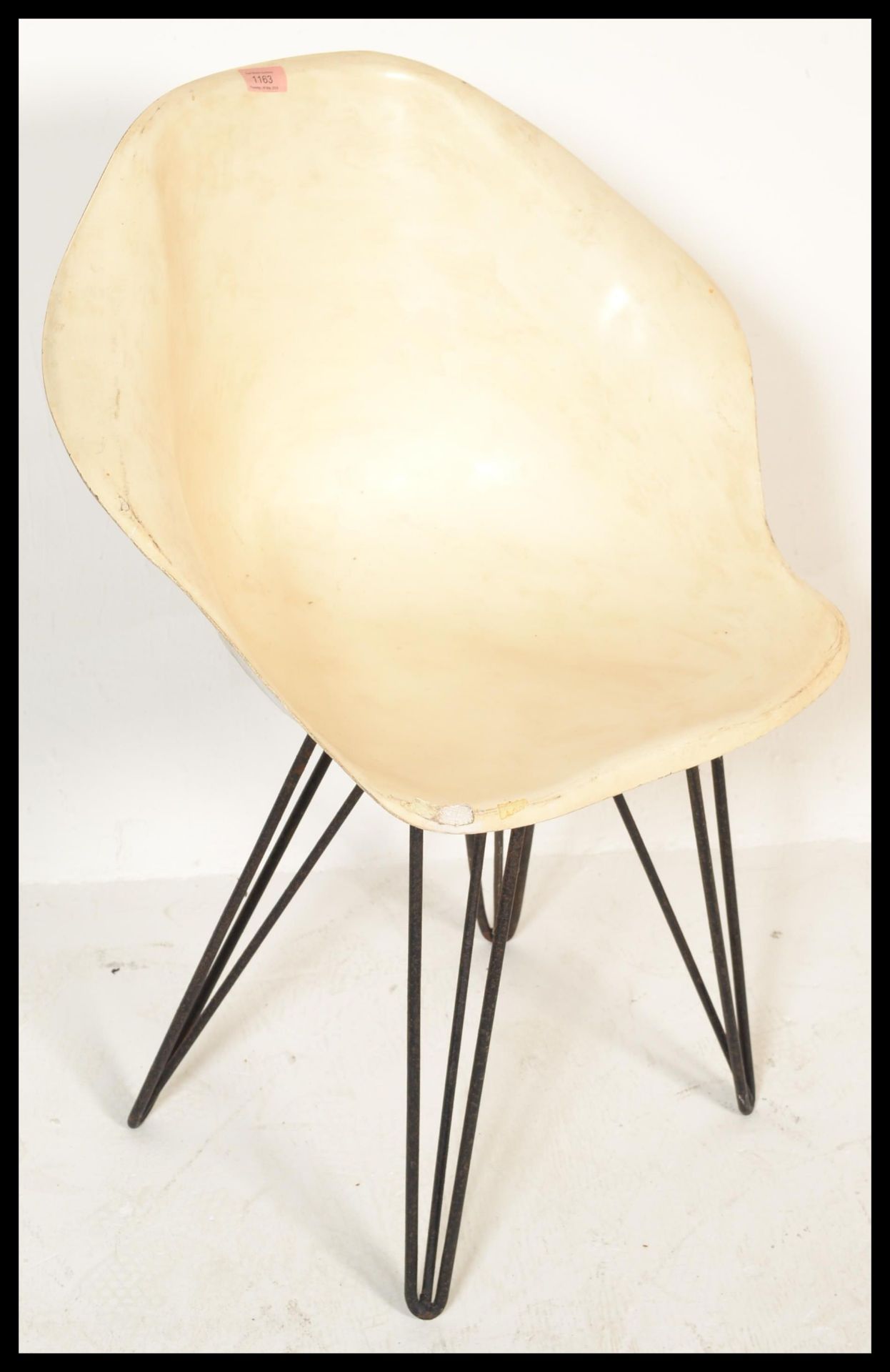 A vintage retro circa 1960's fibreglass tub chair in the manner of Arkana raised on ebonised hair - Bild 2 aus 4