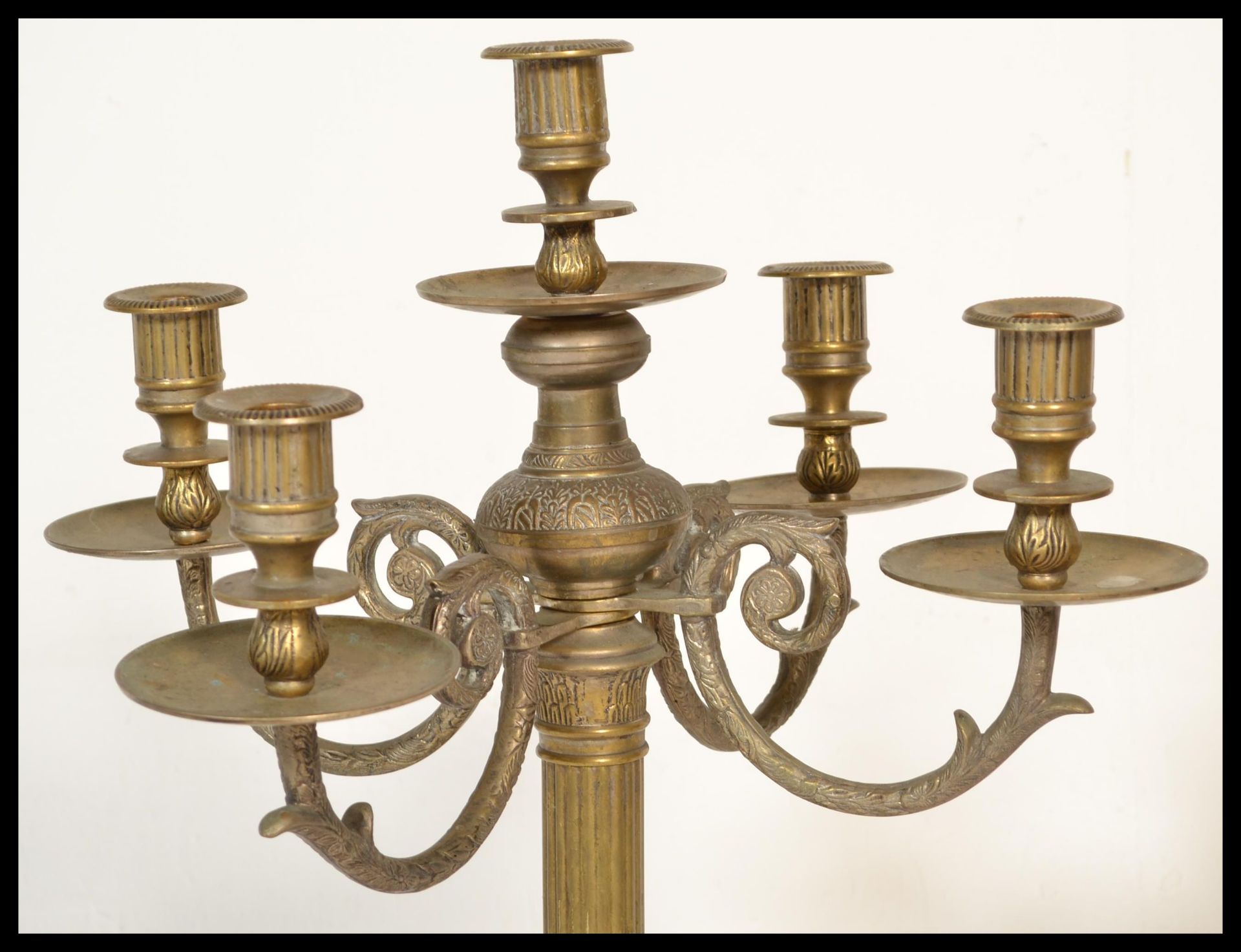 A very large and impressive early 20th Century tall brass candelabra multi branch candlestick raised - Bild 4 aus 6
