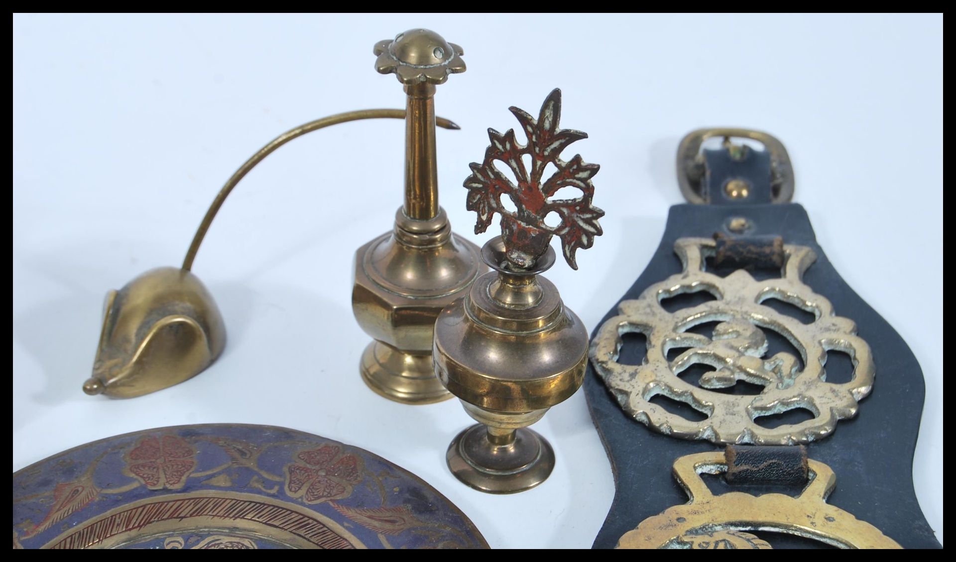 A collection of 20th Century brass items to include small Indian brass trays, horse brasses, a - Bild 5 aus 6