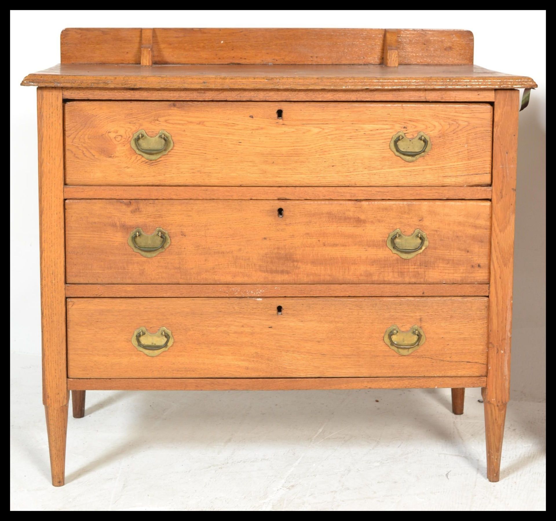 An early 20th Century oak dressing table chest having adjustable mirror over chest of drawers base - Bild 2 aus 6