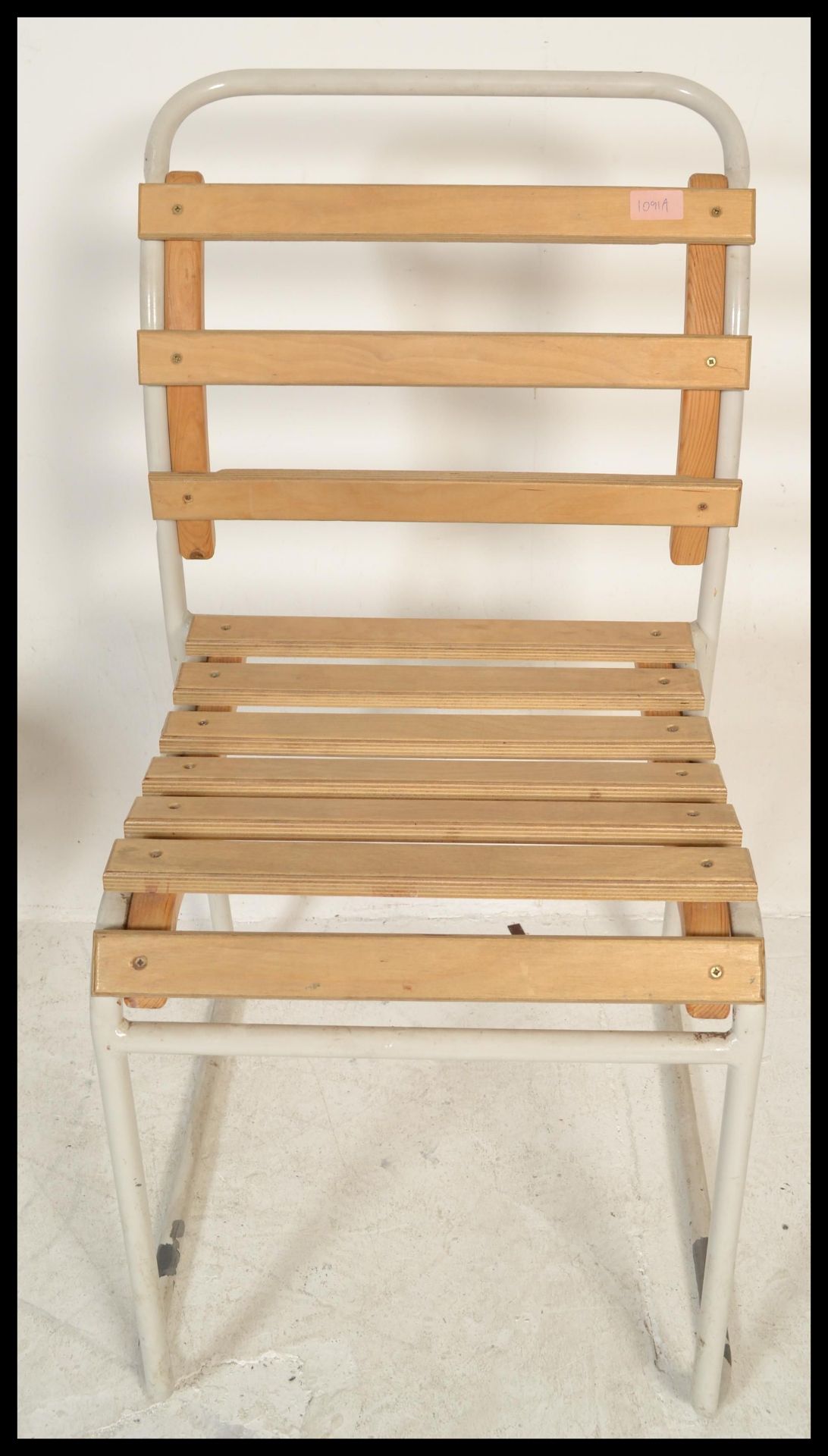 A pair of vintage retro 20th Century stacking chairs having slatted wood seats and backs raised on - Bild 2 aus 4