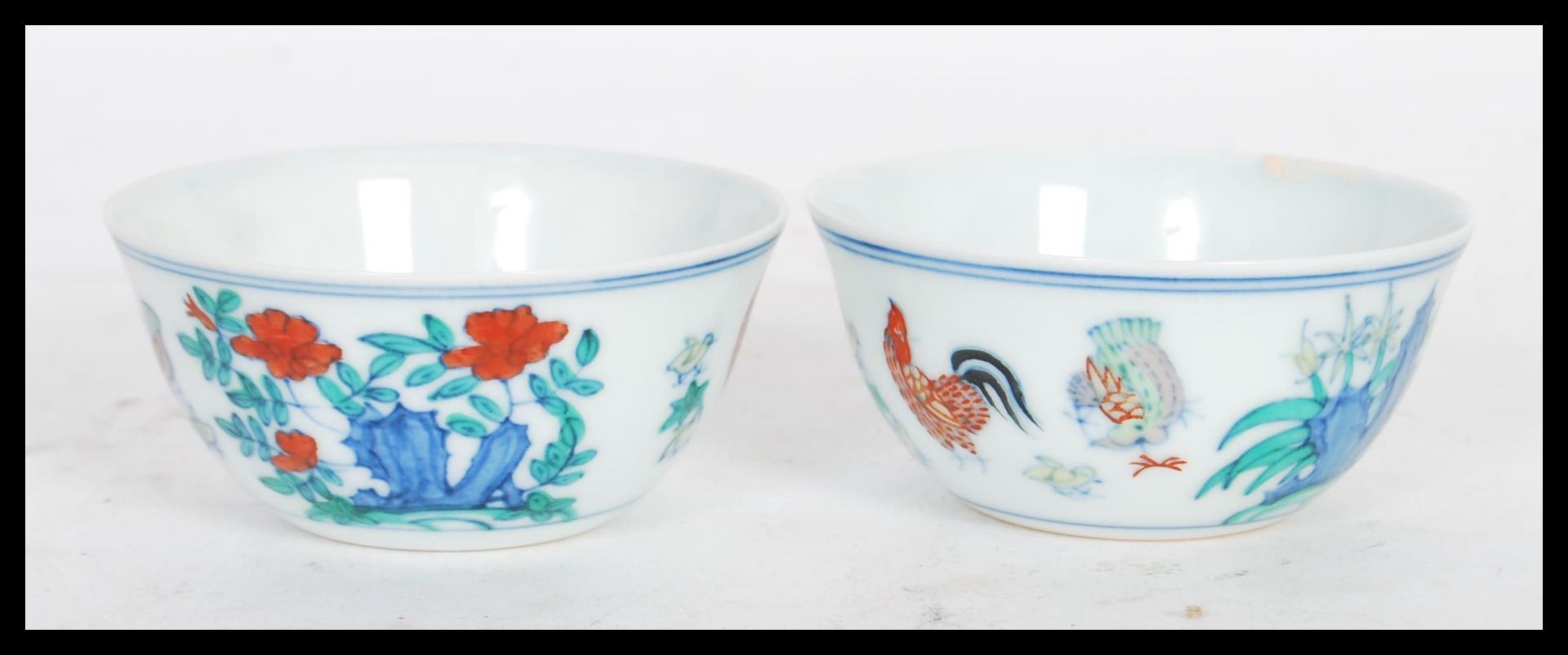 A pair of 20th Century Chinese porcelain tea bowls decorated in Wucai colours cockerels, chickens - Bild 3 aus 4