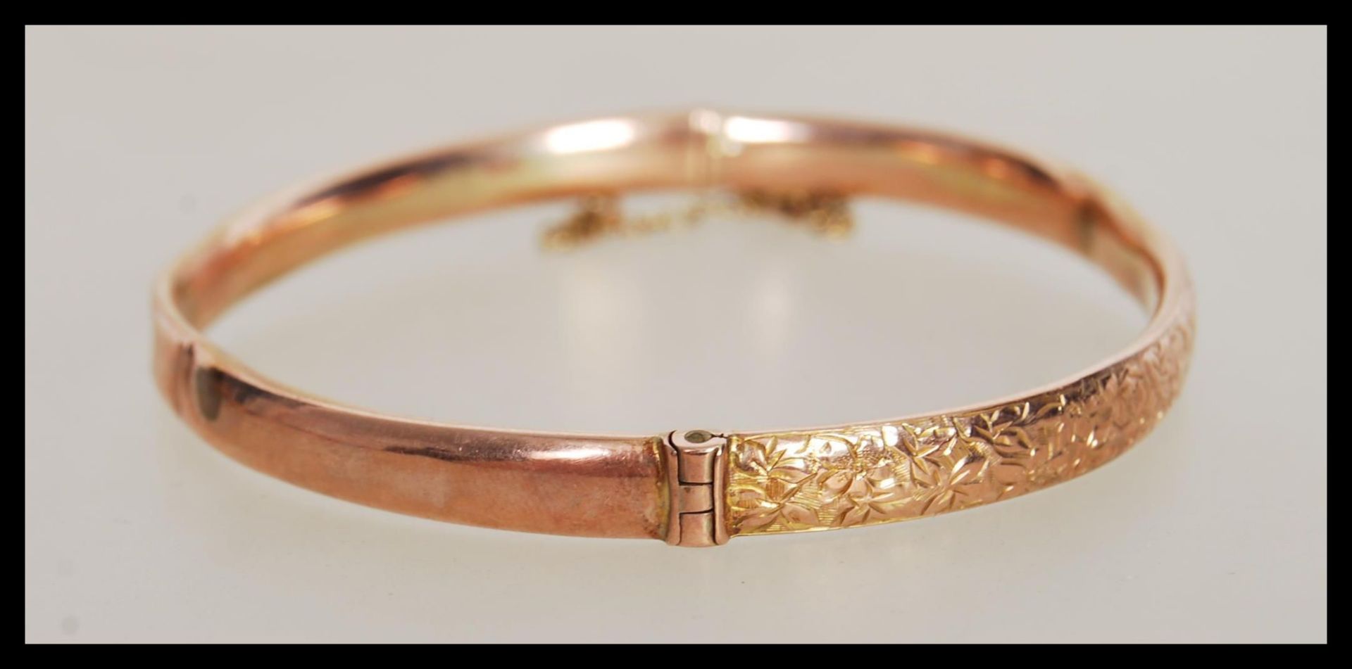 A hallmarked early 20th Century Edwardian 9ct gold bangle bracelet having a hinged opening and - Image 3 of 4