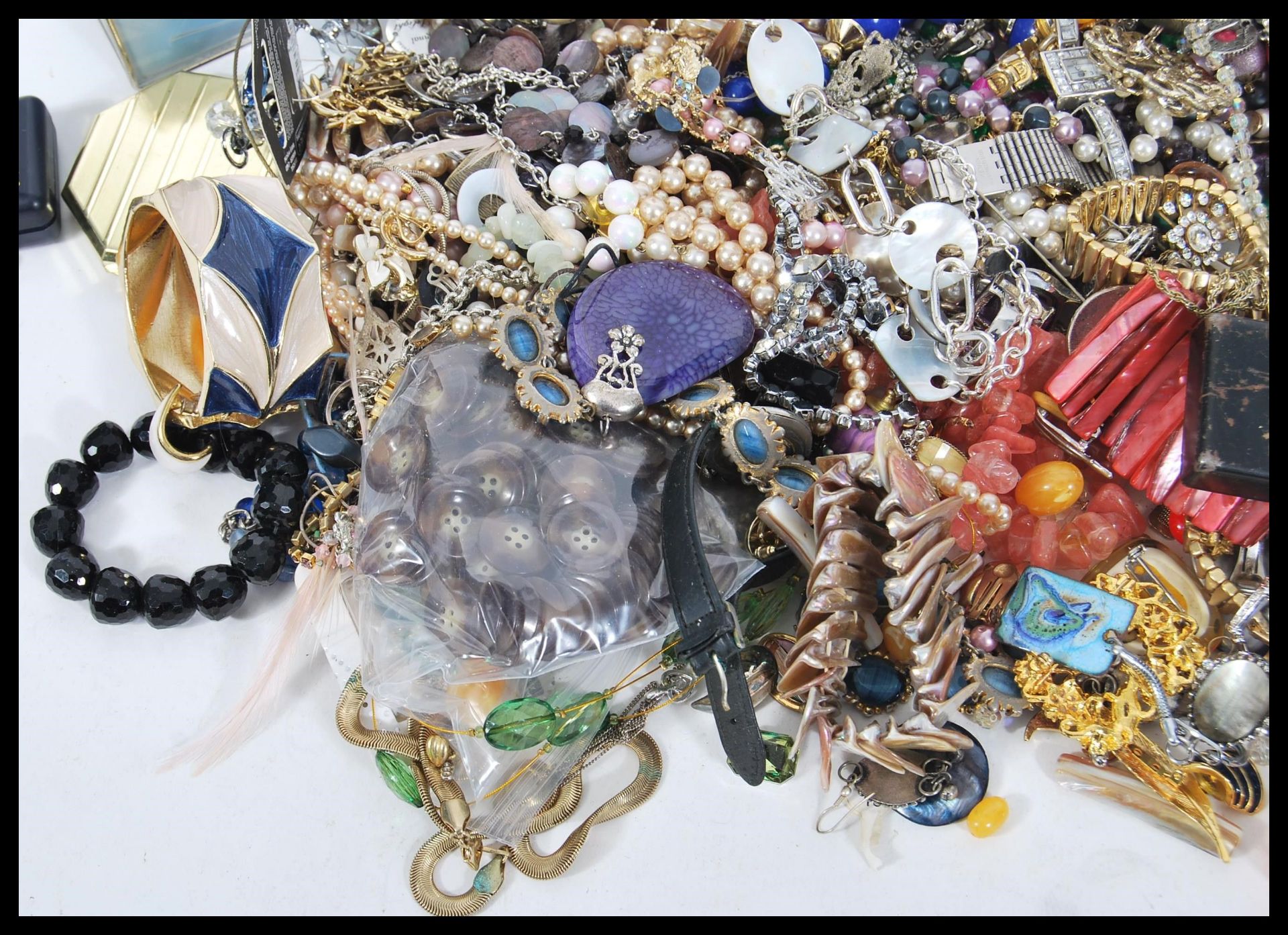 A collection of 20th Century costume jewellery to include watches, brooches, necklaces, bangles, a - Bild 4 aus 5
