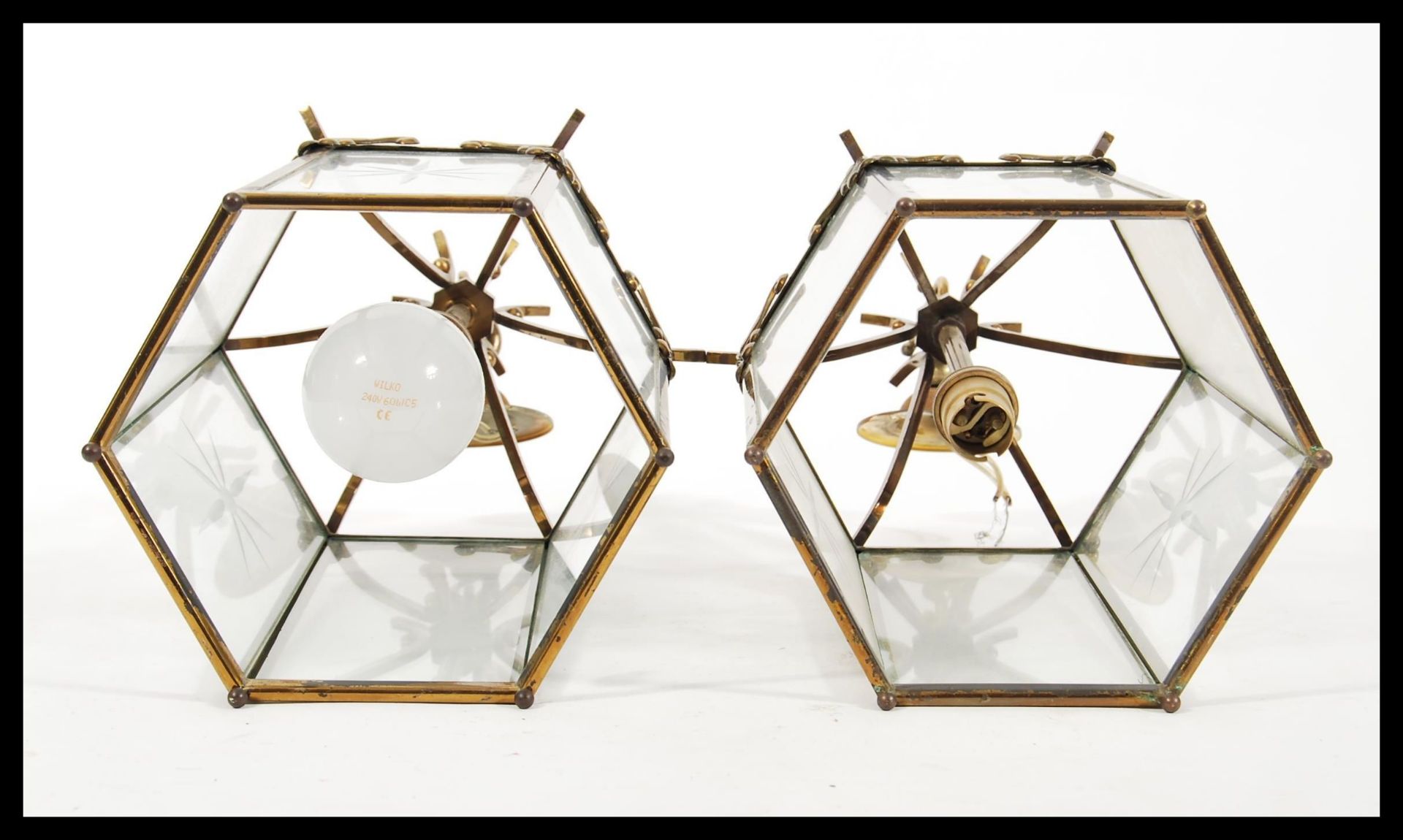 A pair of early 20th Century brass porch lantern of hexagonal form having glazed glass panels with - Bild 3 aus 3