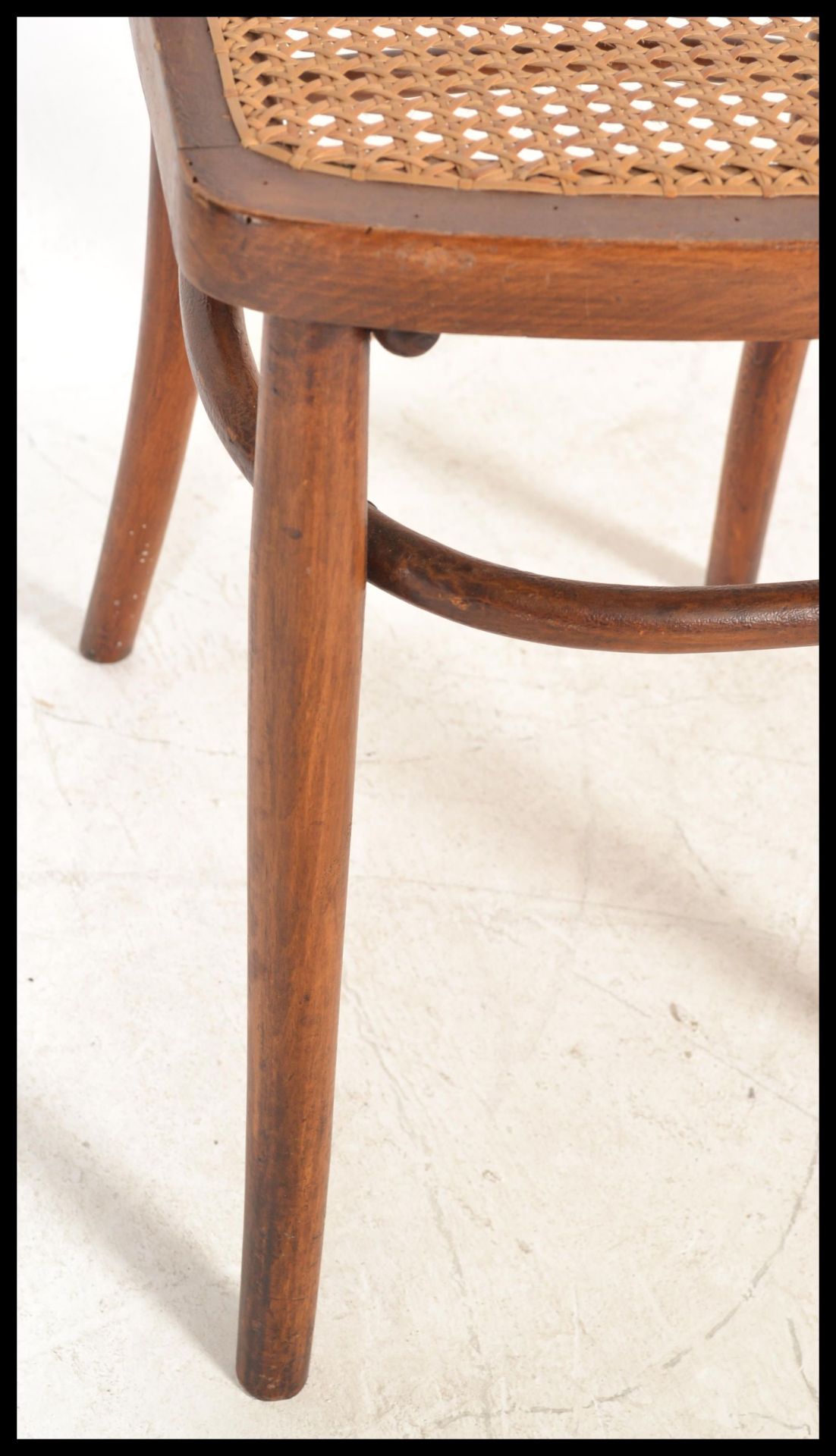 A pair of early 20th Century bentwood bedroom chairs in the manner of Thonet having bergere seats. - Bild 5 aus 5