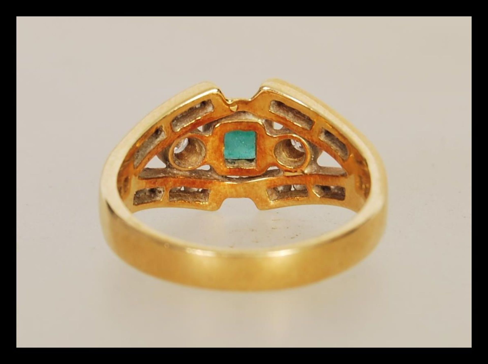 A stamped 750 18ct gold ladies dress ring set with a square cut emerald within a split shank - Bild 3 aus 5