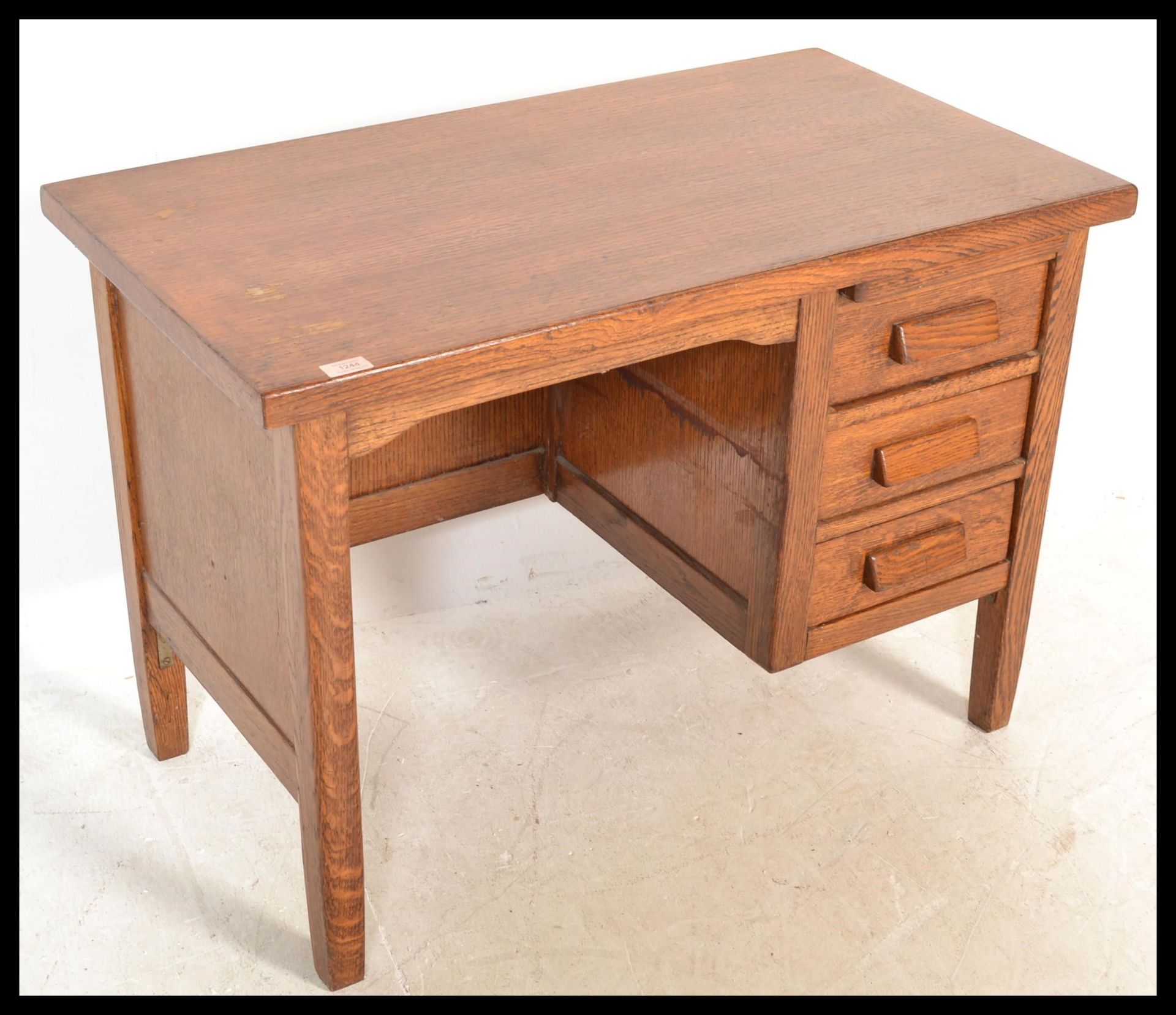 A small early 20th century oak single pedestal desk, having single pedestal with three drawers and - Bild 4 aus 6