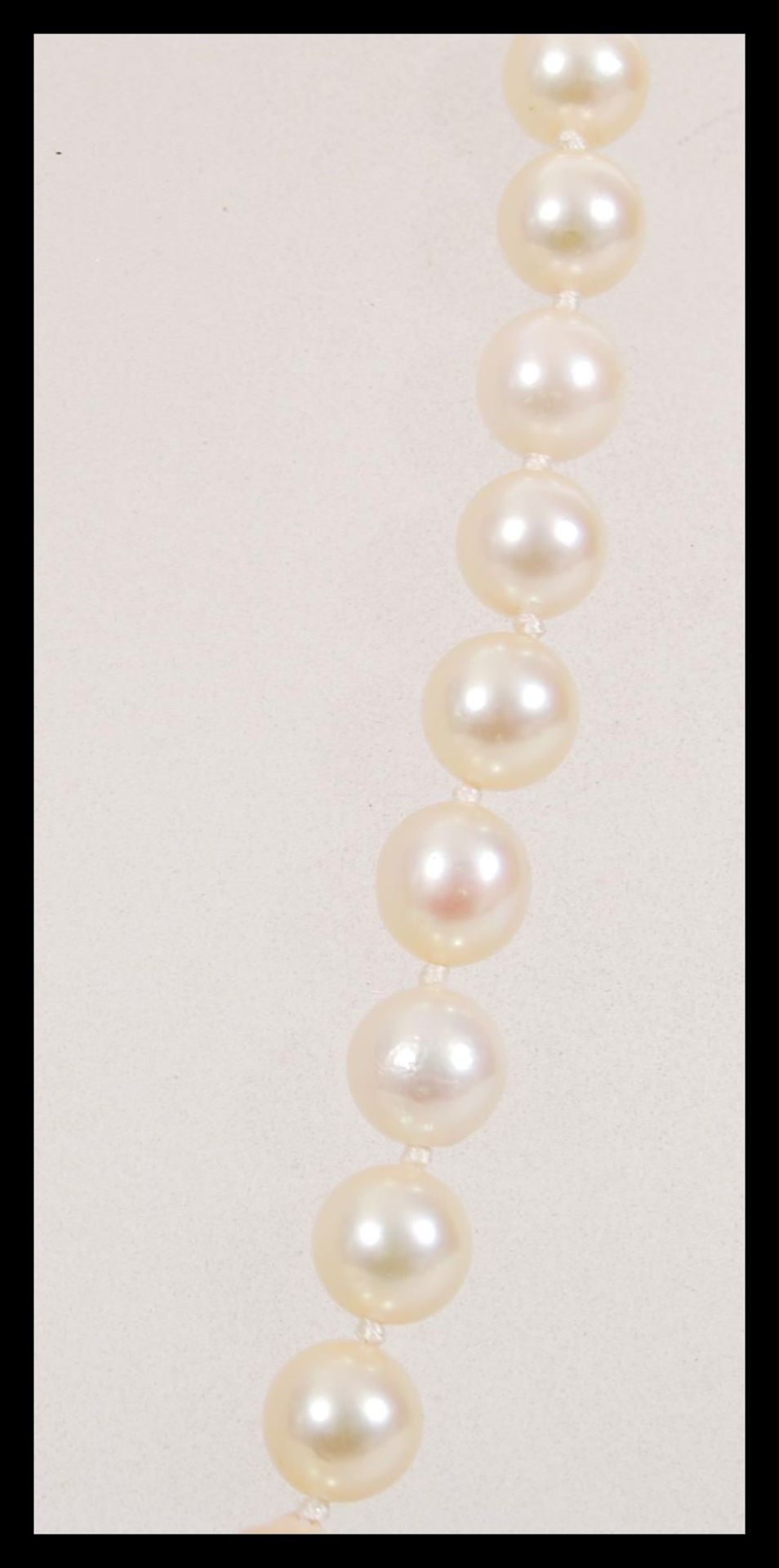 A 20th Century vintage string of cultured pearls approx 60 pearls on a knotted string, having a - Bild 3 aus 5