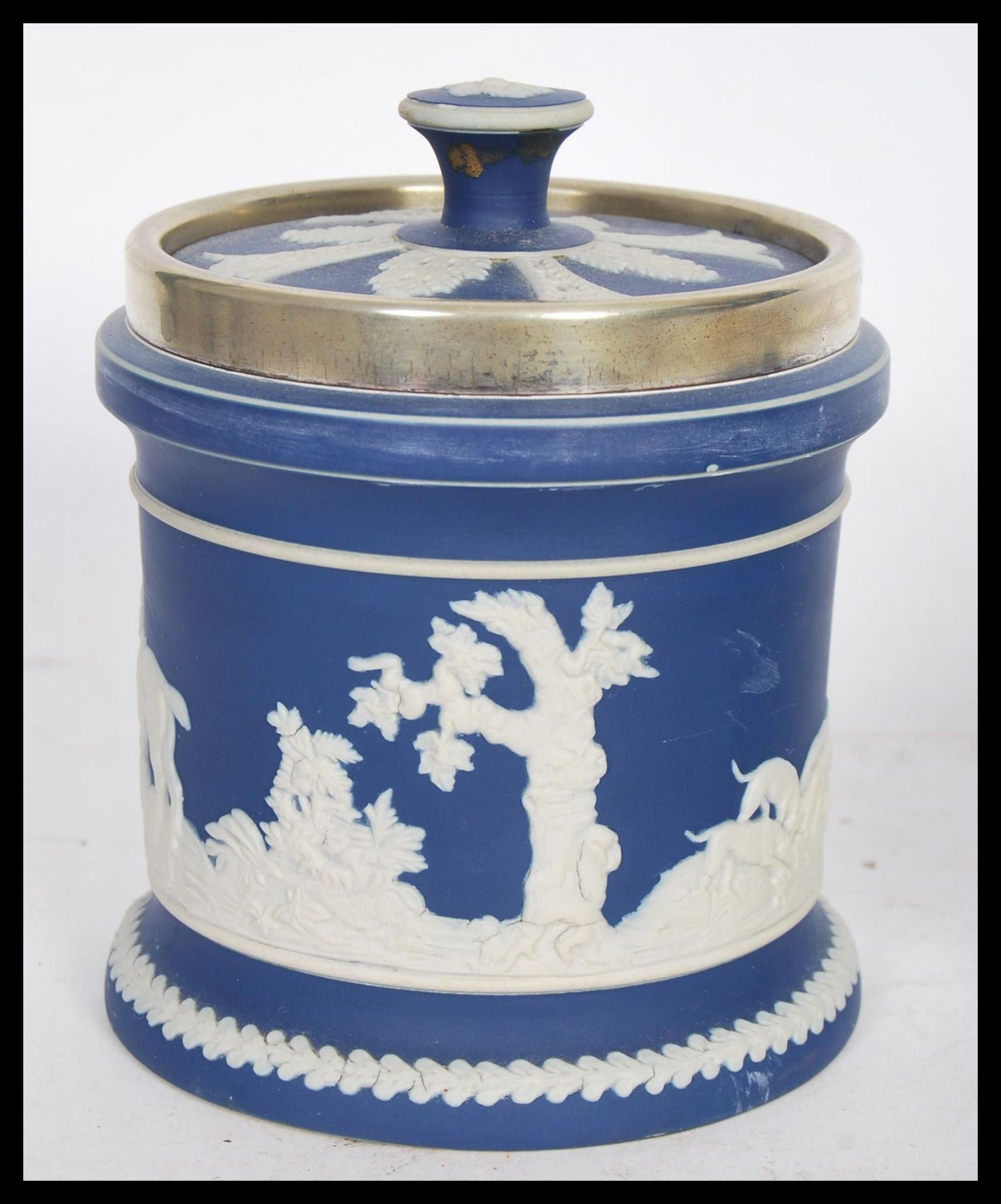 A 19th century Wedgwood blue jasperware cameo pot pourri bowl and lid with twin handles. Together - Bild 4 aus 6