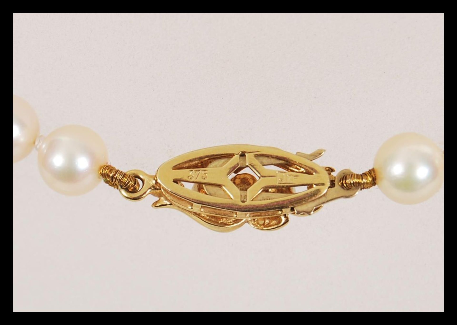 A 20th Century vintage string of cultured pearls approx 60 pearls on a knotted string, having a - Image 5 of 5