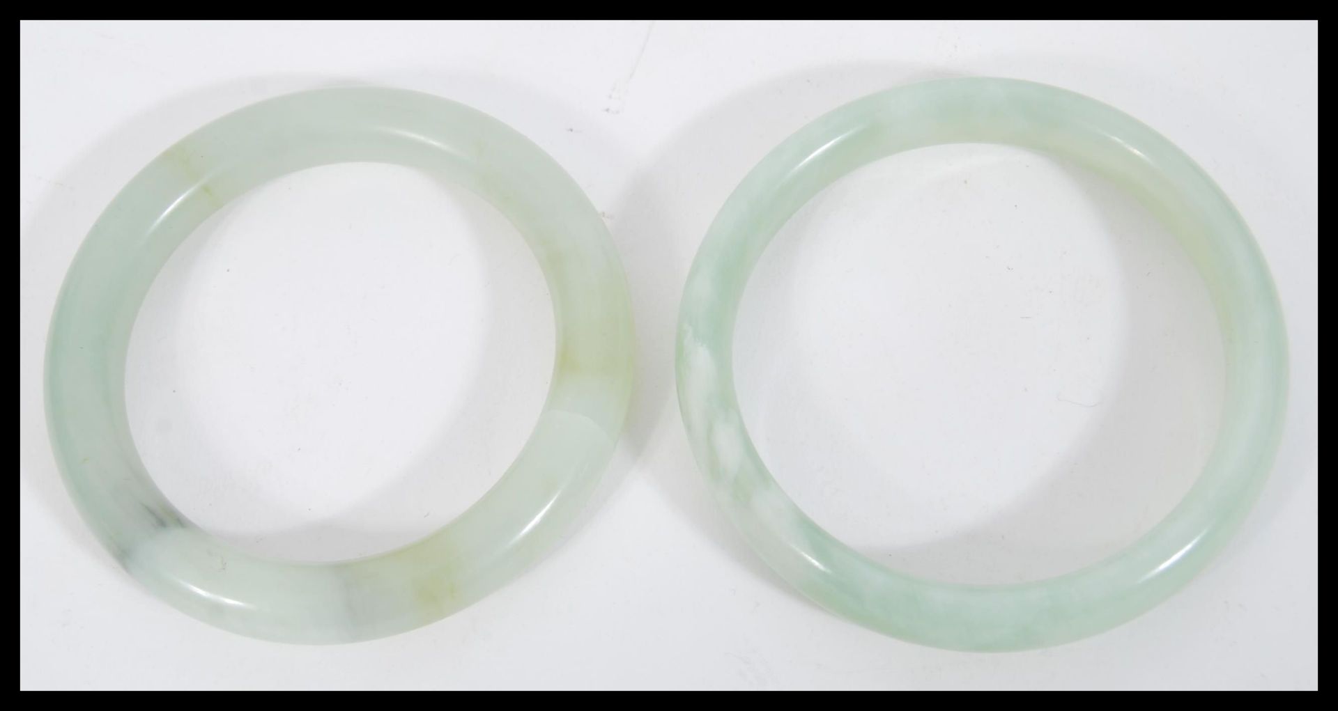 A pair of Chinese jade bangle bracelets of circular form. Measures 8.5 cm diameter. - Image 2 of 3