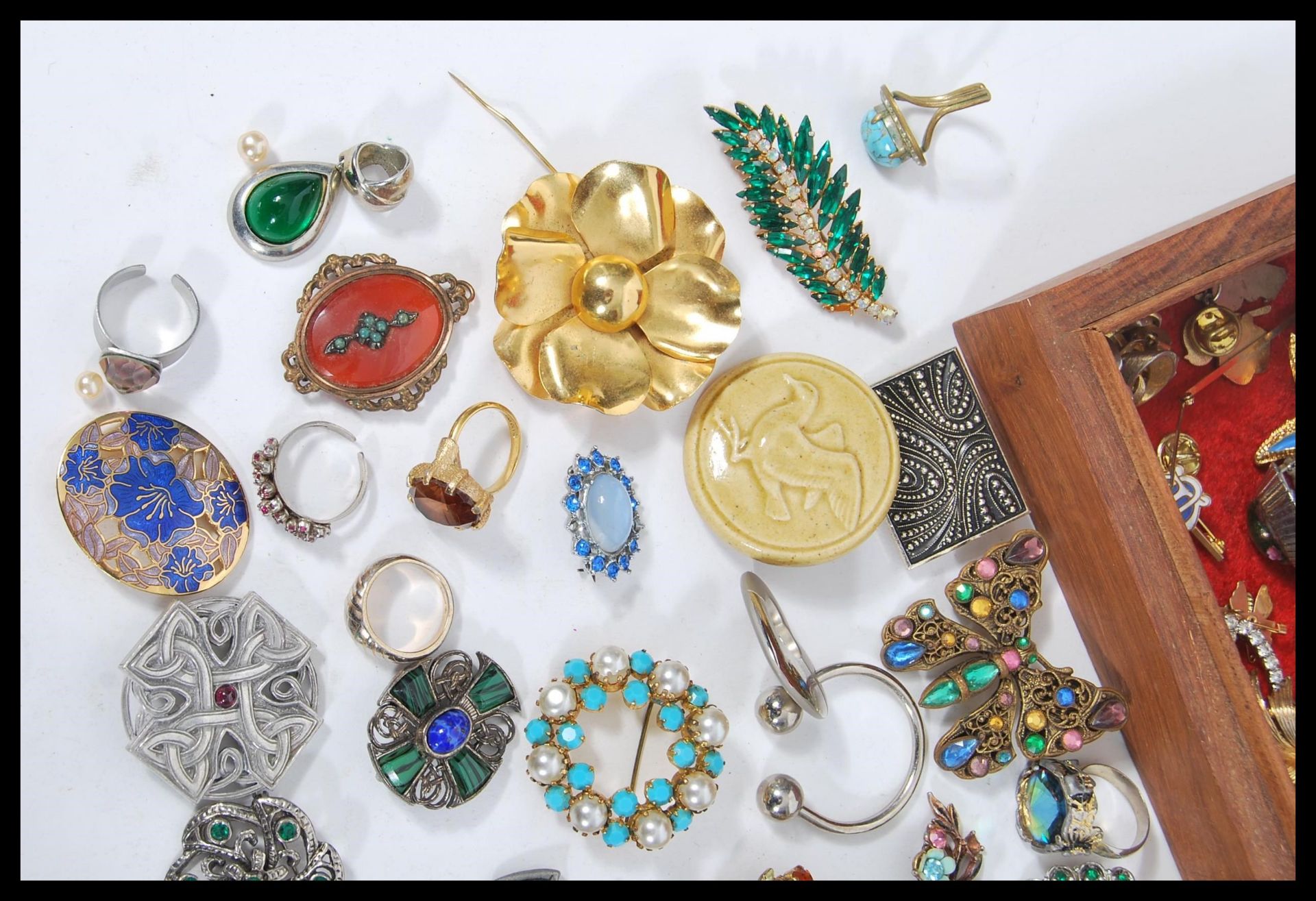 A collection of vintage costume jewellery to include many brooches, earrings, bracelets, rings, - Image 3 of 6